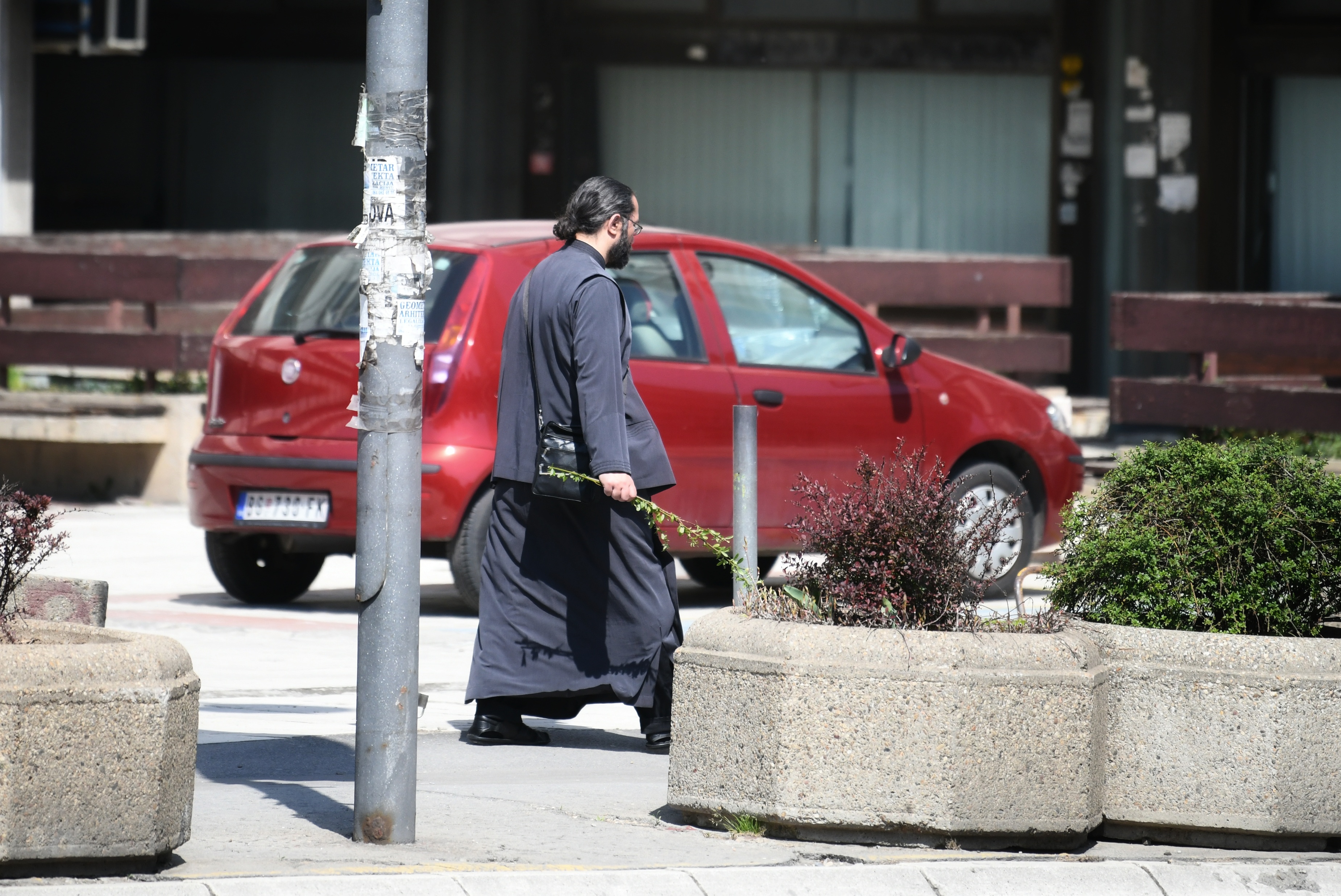 Beograd 11.04.2020. Proleće, Koronavirus, policijski čas, vikend, puste ulice, Vrbica, sveštenik Foto: Vesna Lalić/Nova.rs