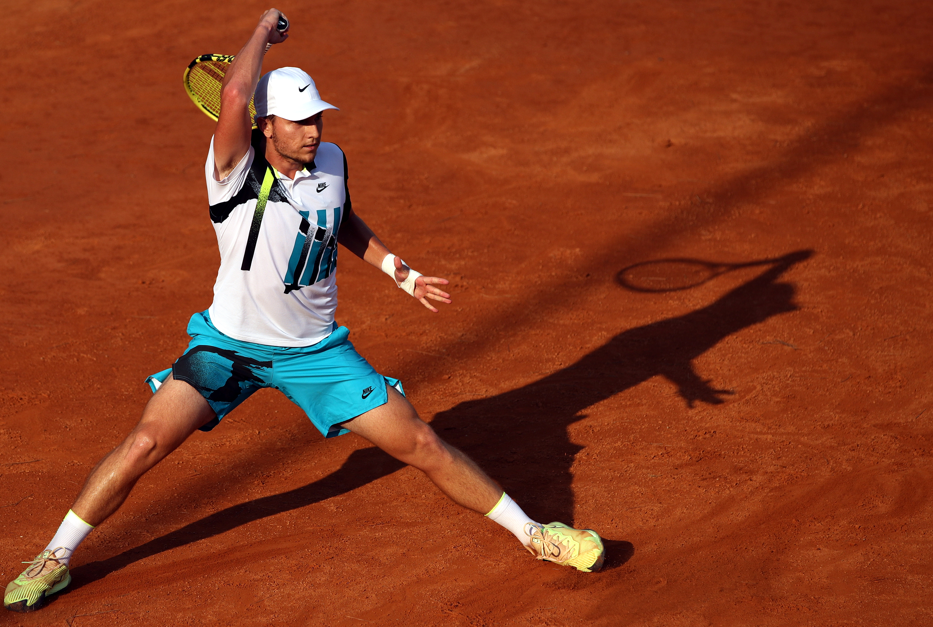 epa08670773 Miomir Kecmanovic of Serbia hits a forehand in his first round match against Yoshihito Nishioka of Japan at the Italian Open in Rome, Italy, 15 September 2020.  Foto: EPA-EFE/Clive Brunskill / POOL