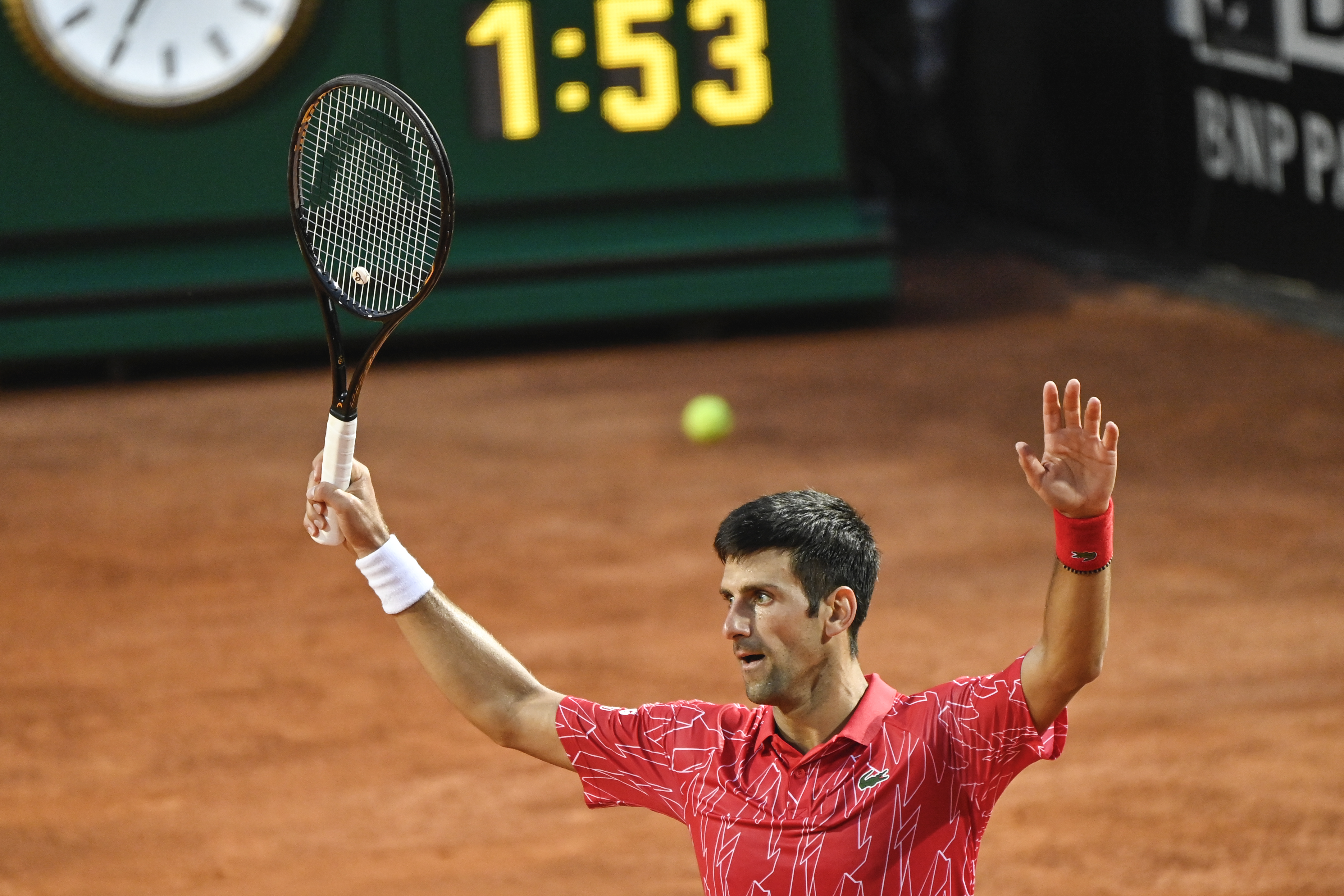 epa08686870 Novak Djokovic of Serbia celebrates winning the men's singles final round match against Diego Schwartzman of Argentina at the Italian Open tennis tournament in Rome, Italy, 21 September 2020.  Foto: EPA-EFE/Riccardo Antimiani / POOL