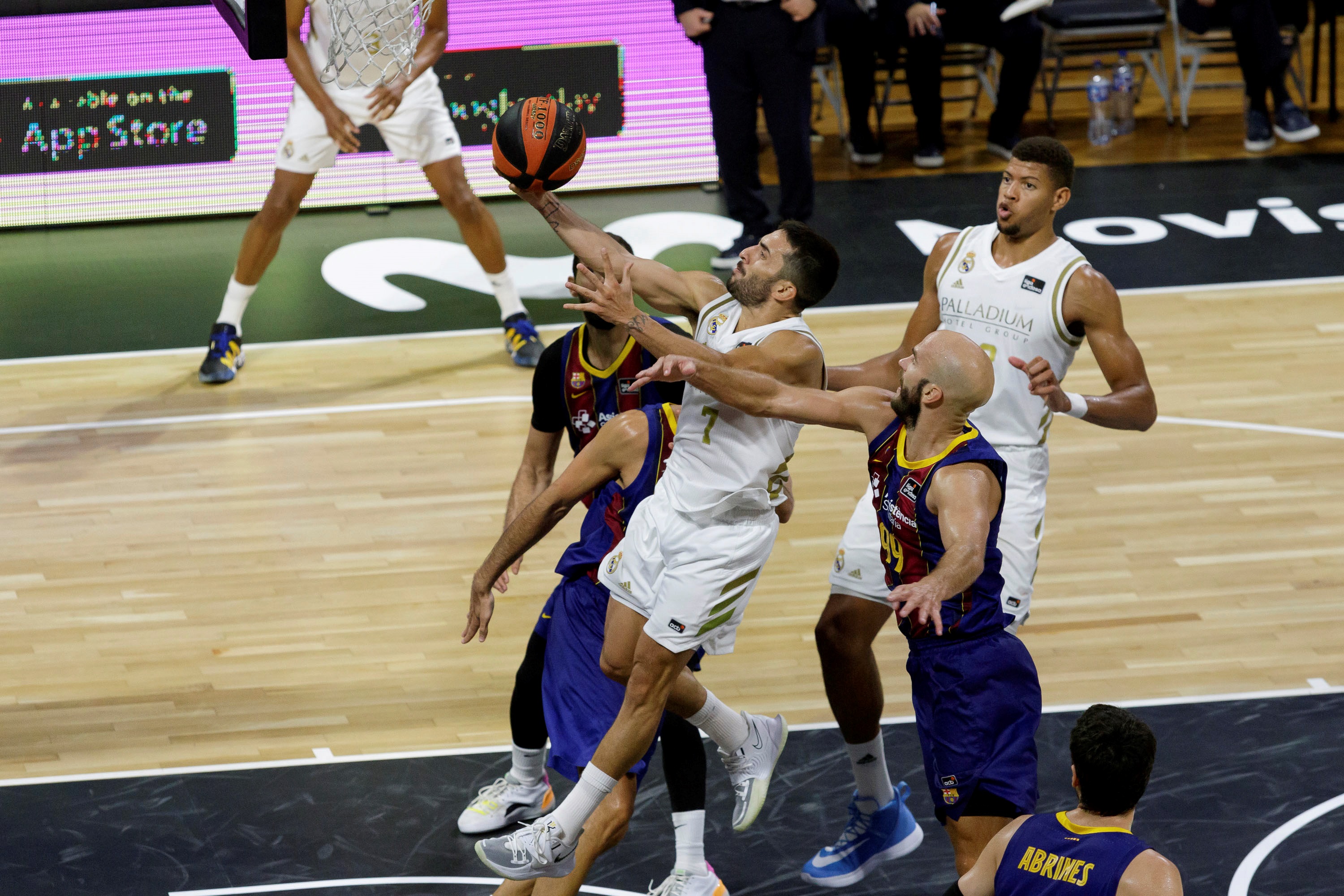 epa08666979 Real Madrid's Facundo Campazzo (C) in action  during the Spanish ACB Supercup final basketball match between Real Madrid and Barcelona at San Martin Arena, in Tenerife, Canary Islands, Spain, 13 September 2020.  Foto: EPA-EFE/Ramon de la Rocha
