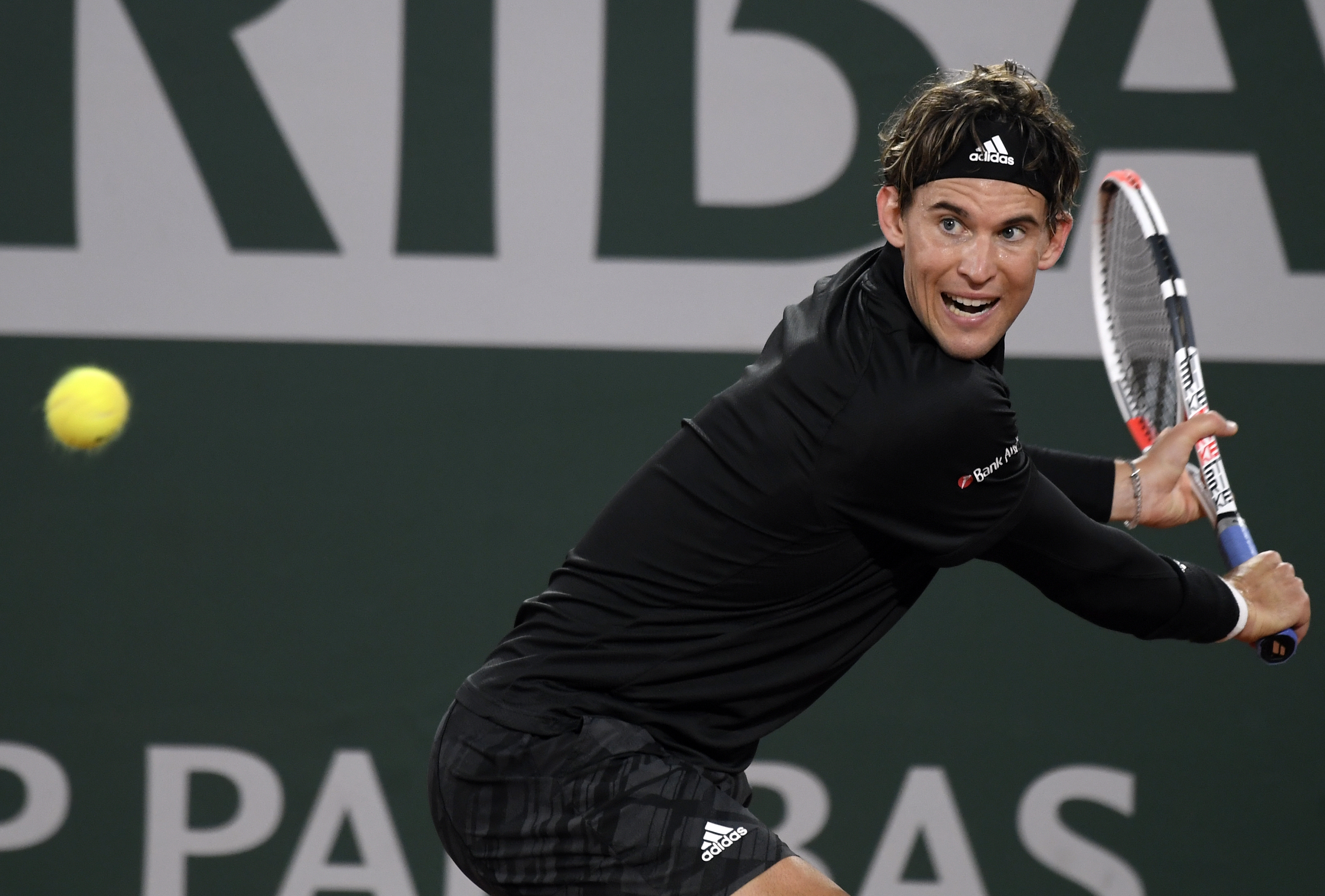epa08703376 Dominic Thiem of Austria in action against Marin Cilic of Croatia during their men?s first round match during the French Open tennis tournament at Roland ?Garros in Paris, France, 28 September 2020.  EPA-EFE/JULIEN DE ROSA