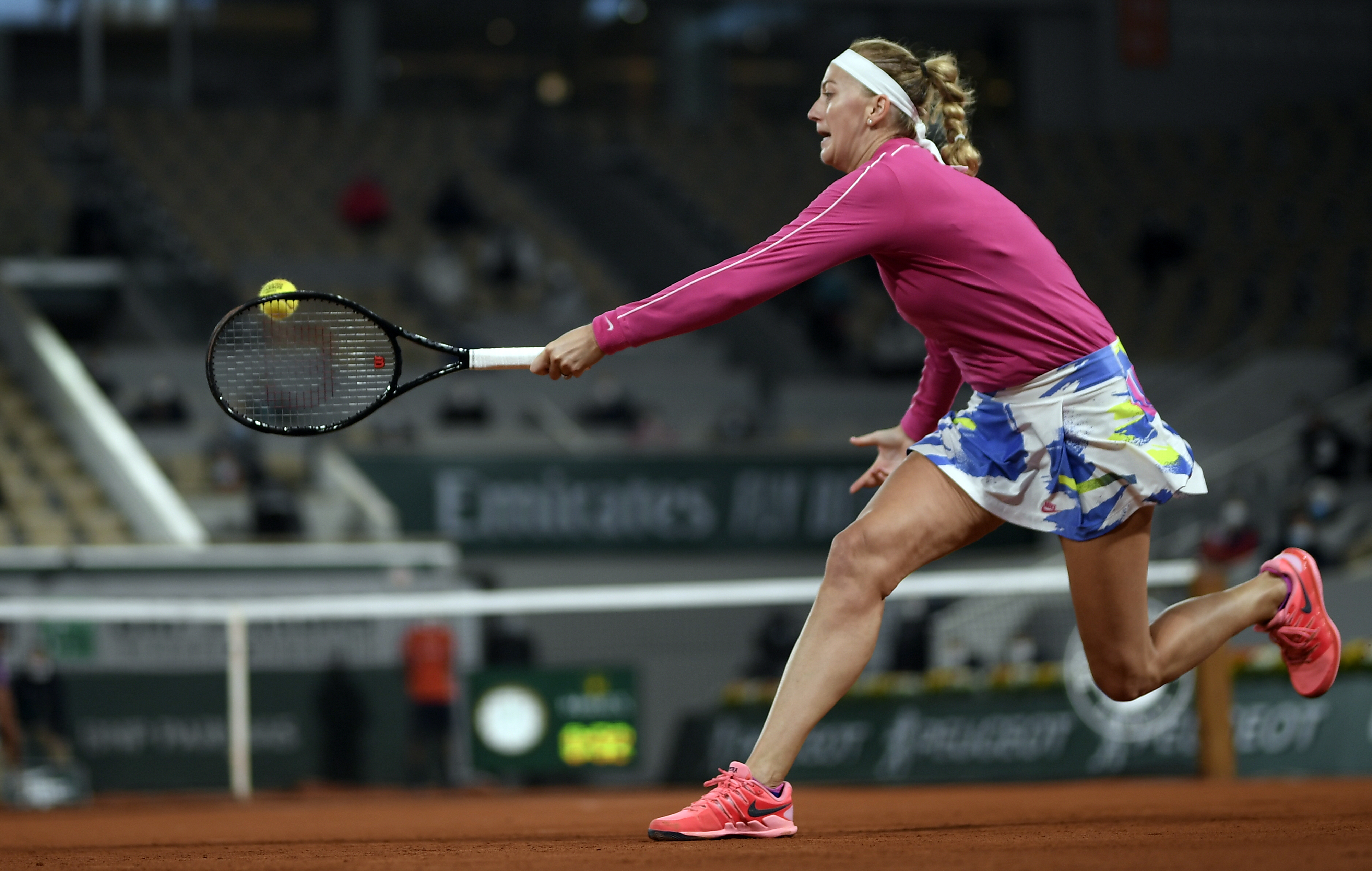 epa08703217 Petra Kvitova of the Czech Republic in action against Oceane Dodin of France during their women?s first round match during the French Open tennis tournament at Roland ?Garros in Paris, France, 28  September 2020.  EPA-EFE/JULIEN DE ROSA