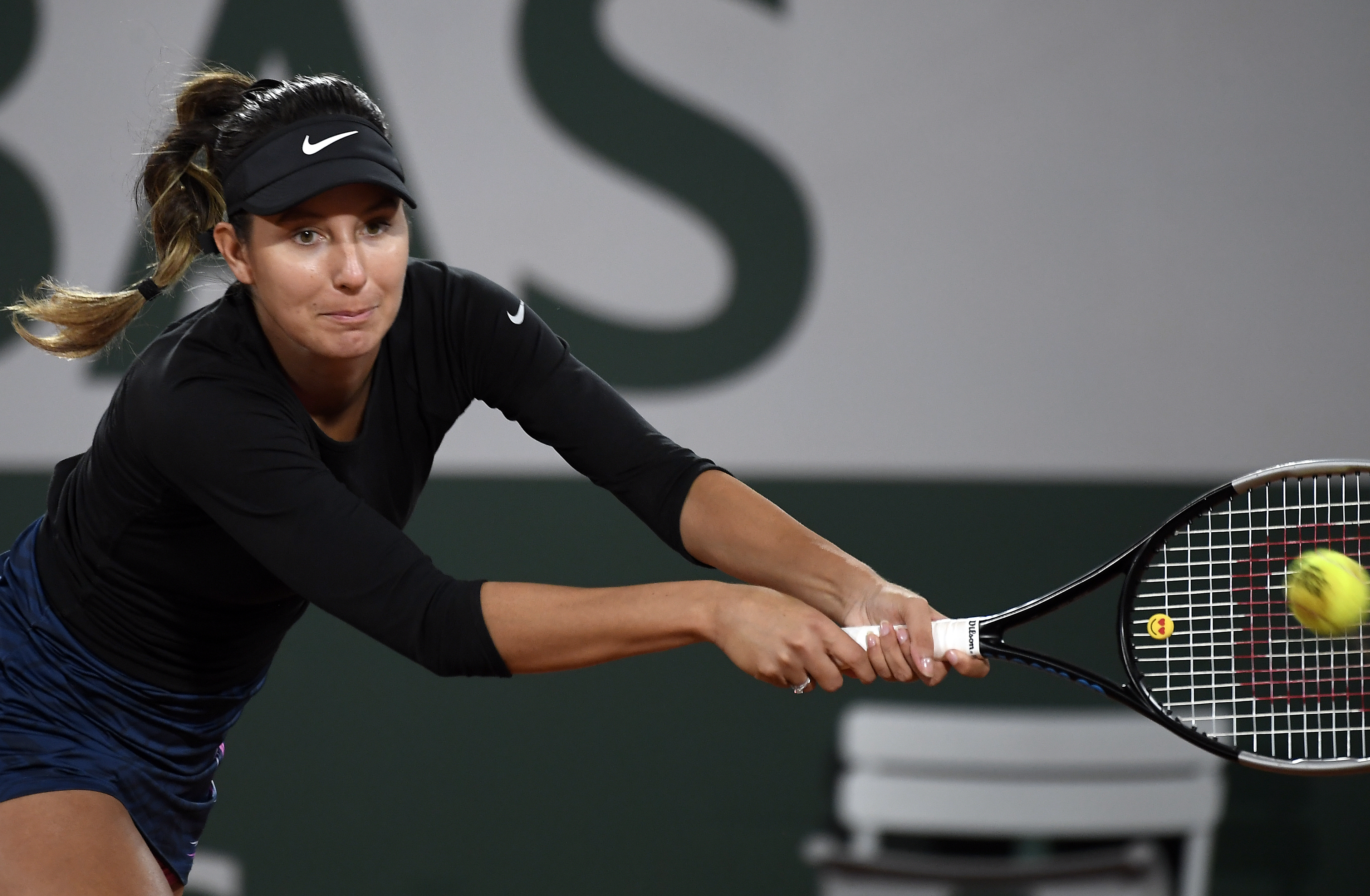 epa08703121 Oceane Dodin of France in action against Petra Kvitova of the Czech Republic during their women?s first round match during the French Open tennis tournament at Roland ?Garros in Paris, France, 28  September 2020.  EPA-EFE/JULIEN DE ROSA