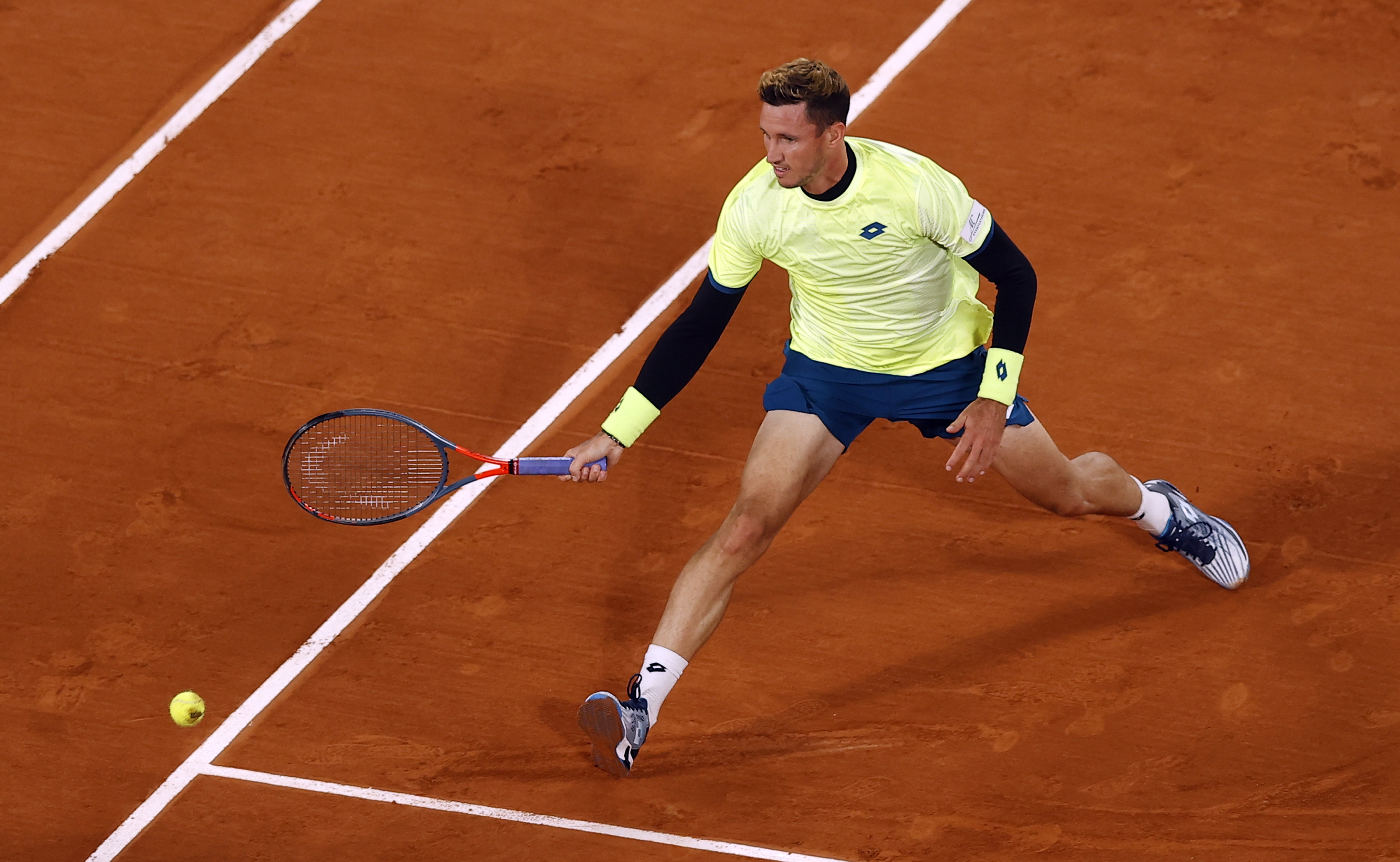 epa08702423 Dennis Novak of Austria  in action against Alexander Zverev of Germany during their men?s first round match during the French Open tennis tournament at Roland Garros in Paris, France, 27 September 2020.  EPA-EFE/IAN LANGSDON