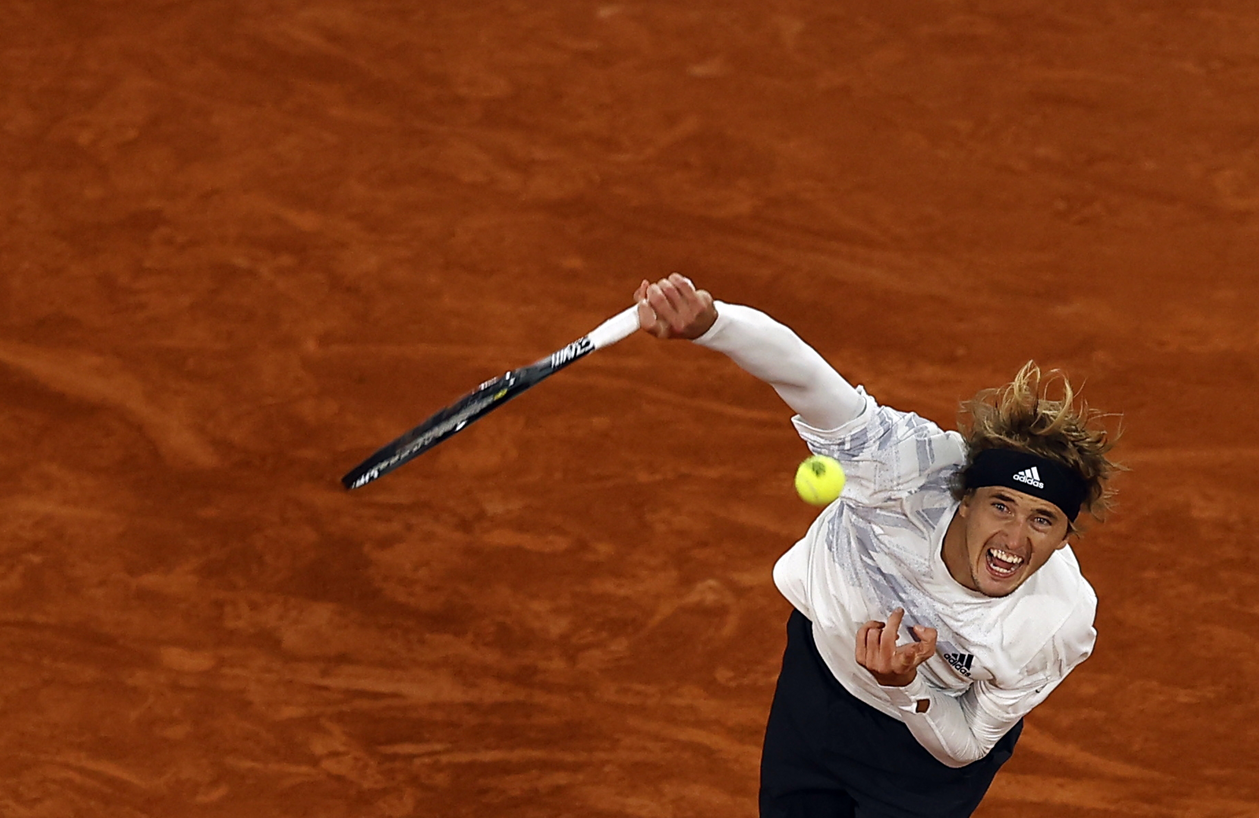 epa08702420 Alexander Zverev of Germany in action against Dennis Novak of Austria during their men?s first round match during the French Open tennis tournament at Roland Garros in Paris, France, 27 September 2020.  EPA-EFE/IAN LANGSDON