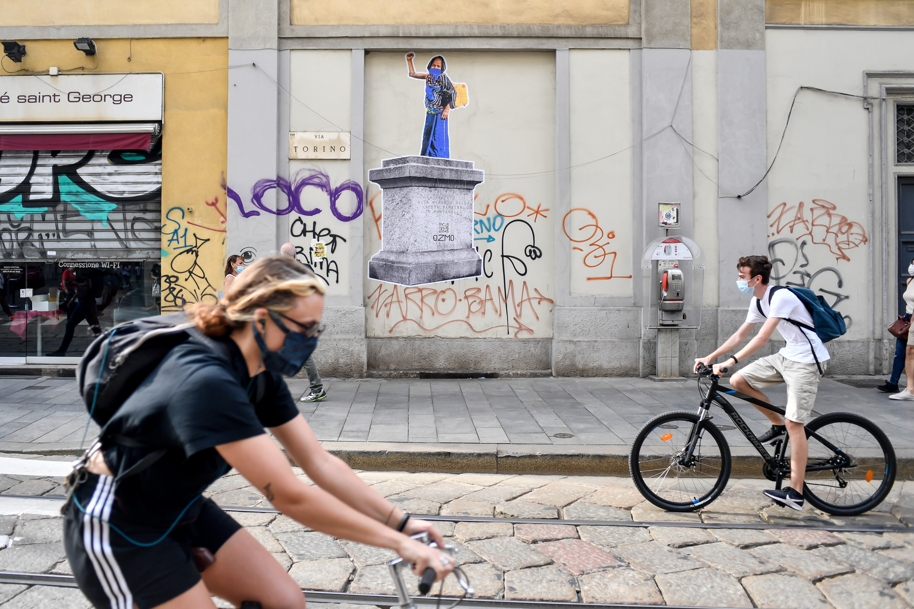 Milano, affissione in via Torino “monumento in memoria della sposa bambina” in riferimento alla sposa eritrea di Indro MontanelliMilano, affissione in via Torino “monumento in memoria della sposa bambina” in riferimento alla s