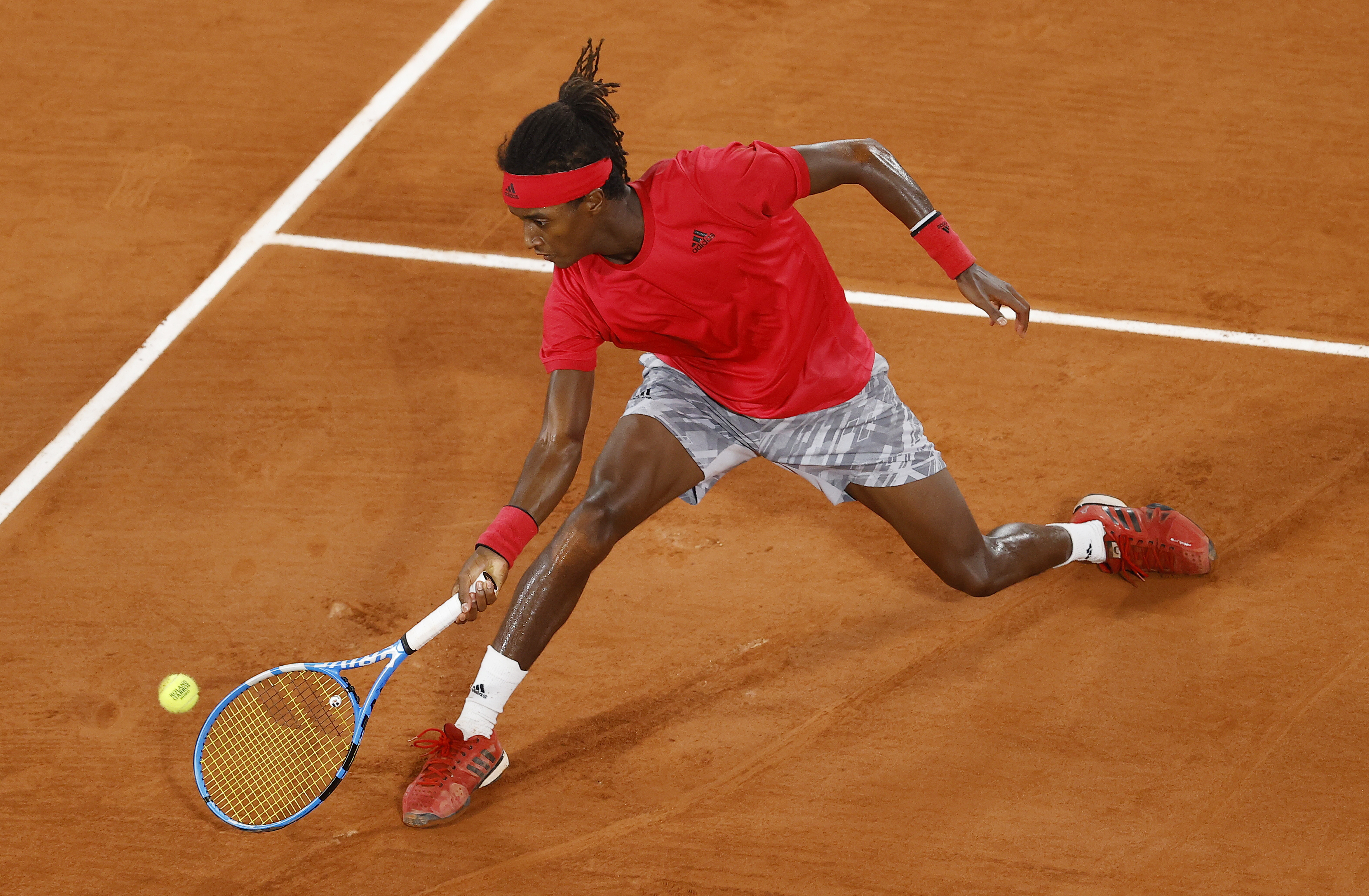 epa08706154 Mikael Ymer of Sweden hits a backhand during his first round match against Novak Djokovic of Serbia at the French Open tennis tournament at Roland Garros in Paris, France, 29 September 2020.  EPA-EFE/IAN LANGSDON