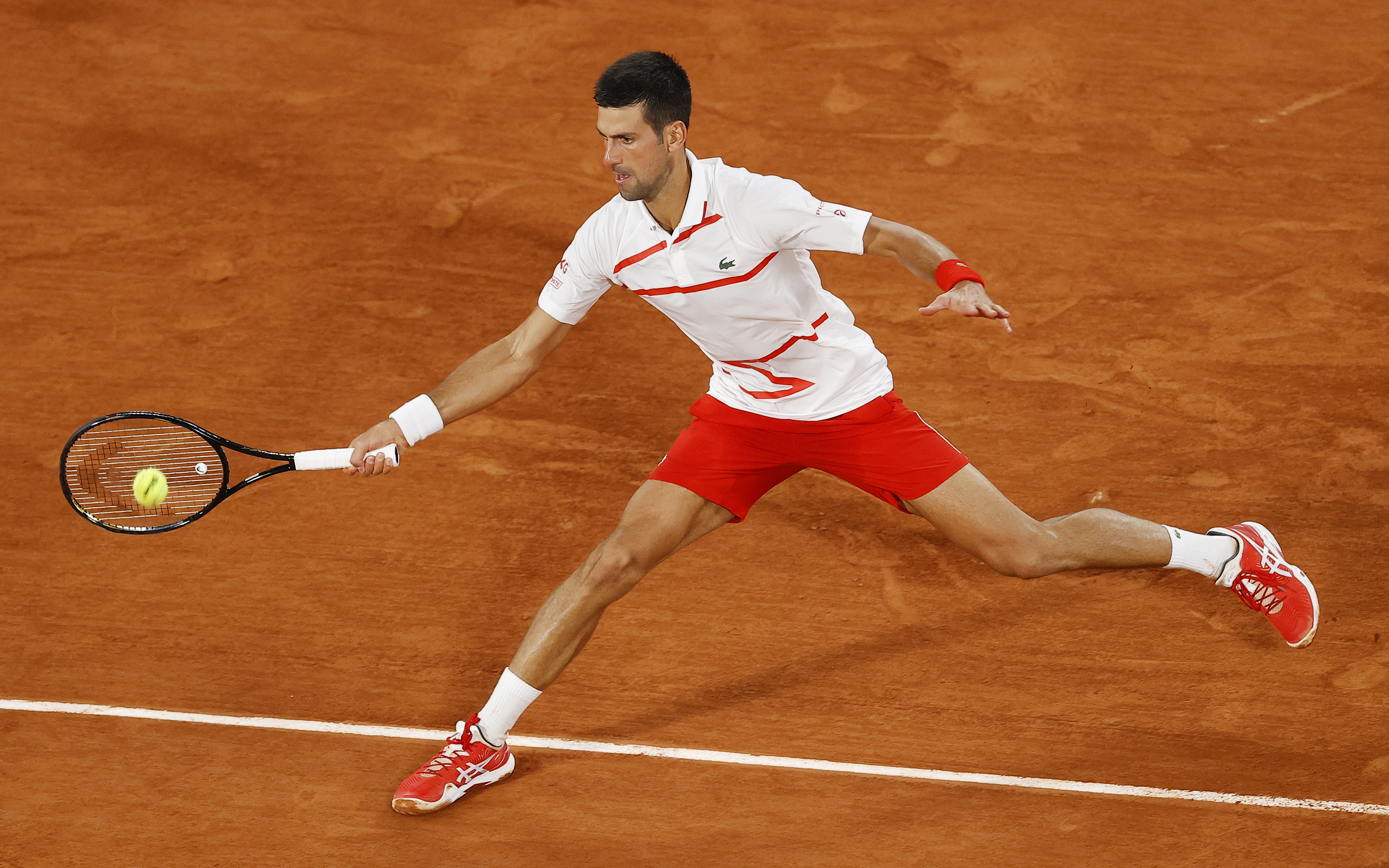 epa08706134 Novak Djokovic of Serbia hits a forehand during his first round match against Mikael Ymer of Sweden at the French Open tennis tournament at Roland Garros in Paris, France, 29 September 2020.  EPA-EFE/IAN LANGSDON