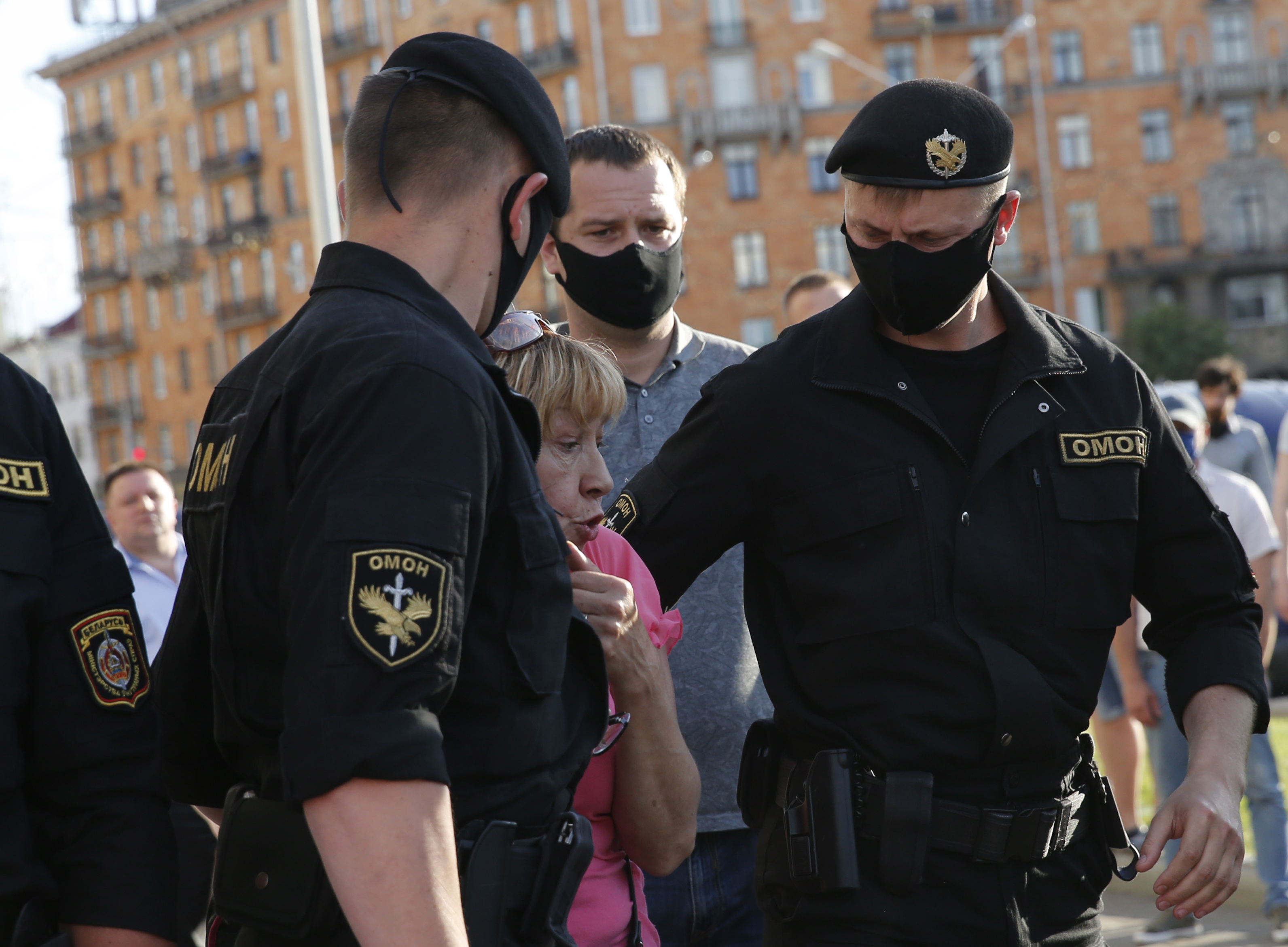 epa08496533 A protester argues with police officers during a rally in Minsk, Belarus, 19 June 2020. The presidential campaign has kicked off in Belarus, with the election scheduled for 09 August 2020.  EPA-EFE/TATYANA ZENKOVICH