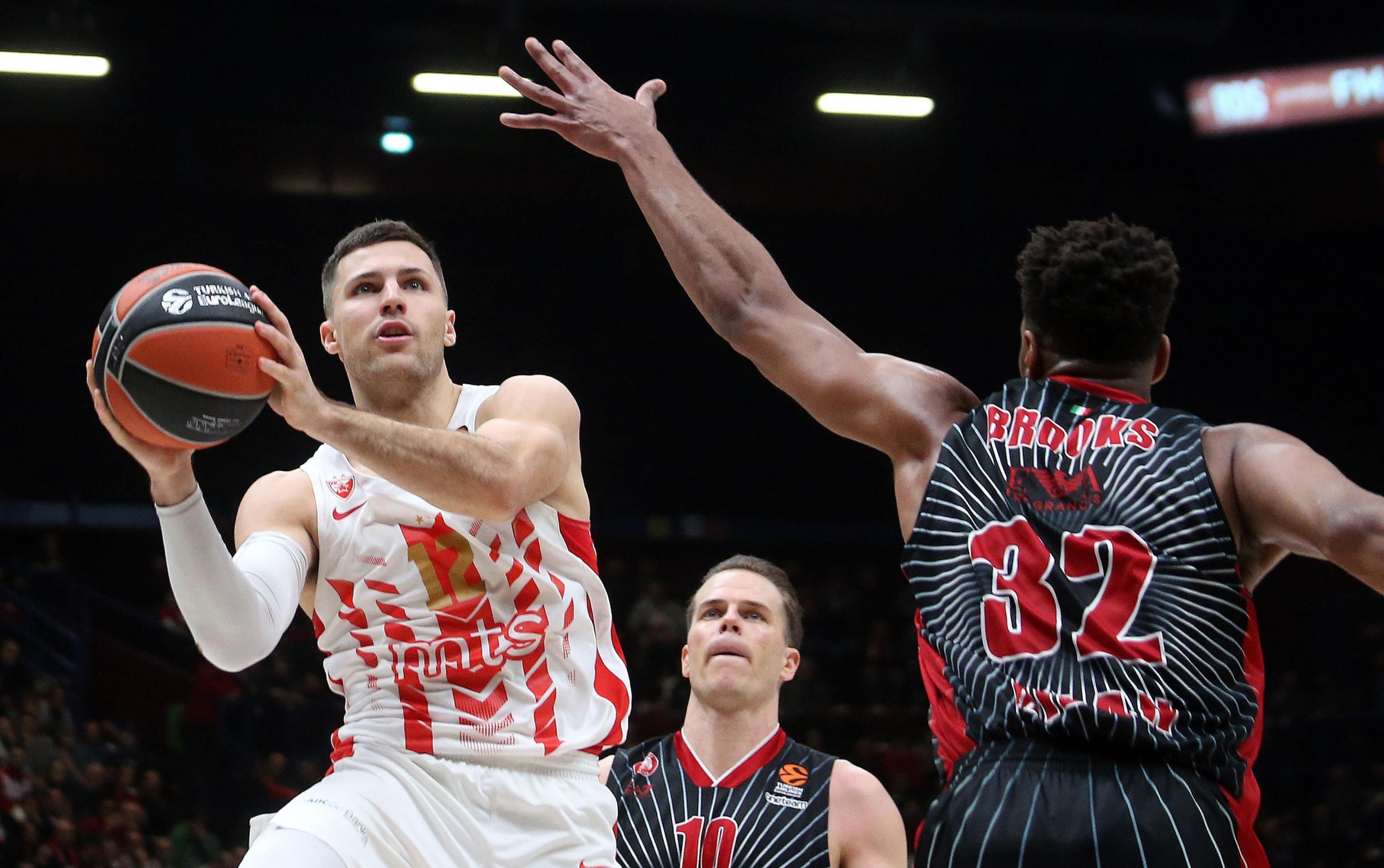 epa08047557 Belgrade's Billy Baron (L) drives up to the basket against  Ax Armani Exchange Milan's Jeff Brooks during their Euroleague basketball match at the Assago Forum, Milan, Italy, 05 December  2019.  Foto: EPA-EFE/MATTEO BAZZI