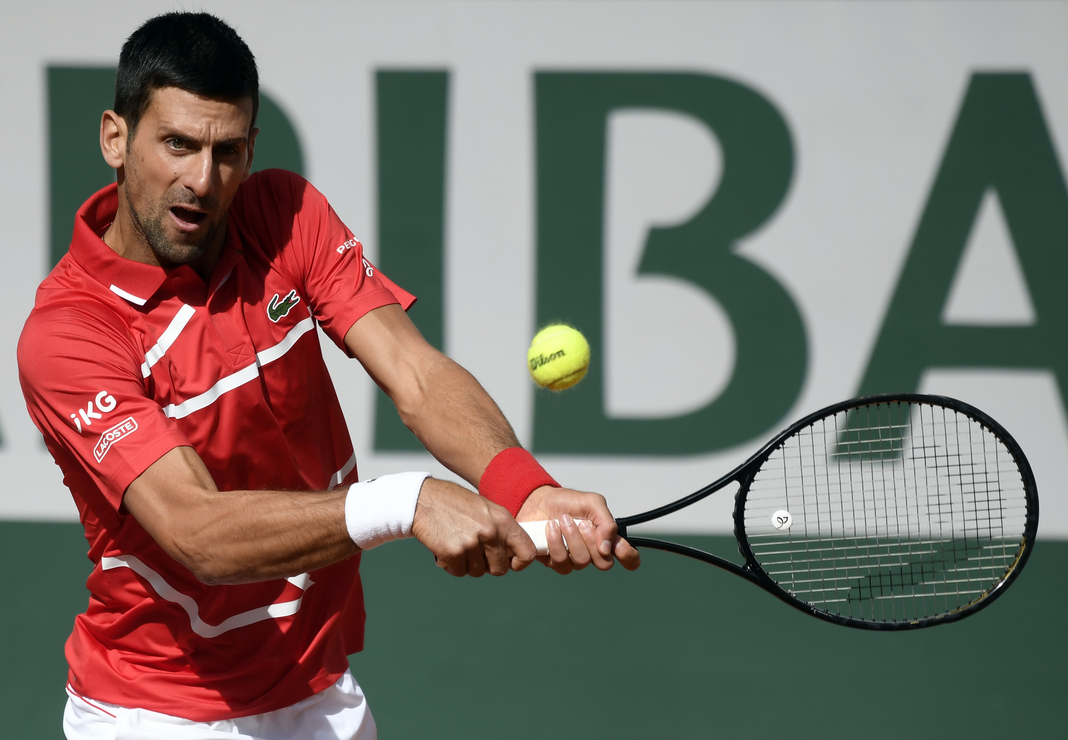epa08712099 Novak Djokovic of Serbia in action against Ricardas Berankis of Lithuania during their men?s second round match during the French Open tennis tournament at Roland ?Garros in Paris, France, 01 October 2020.  EPA-EFE/JULIEN DE ROSA