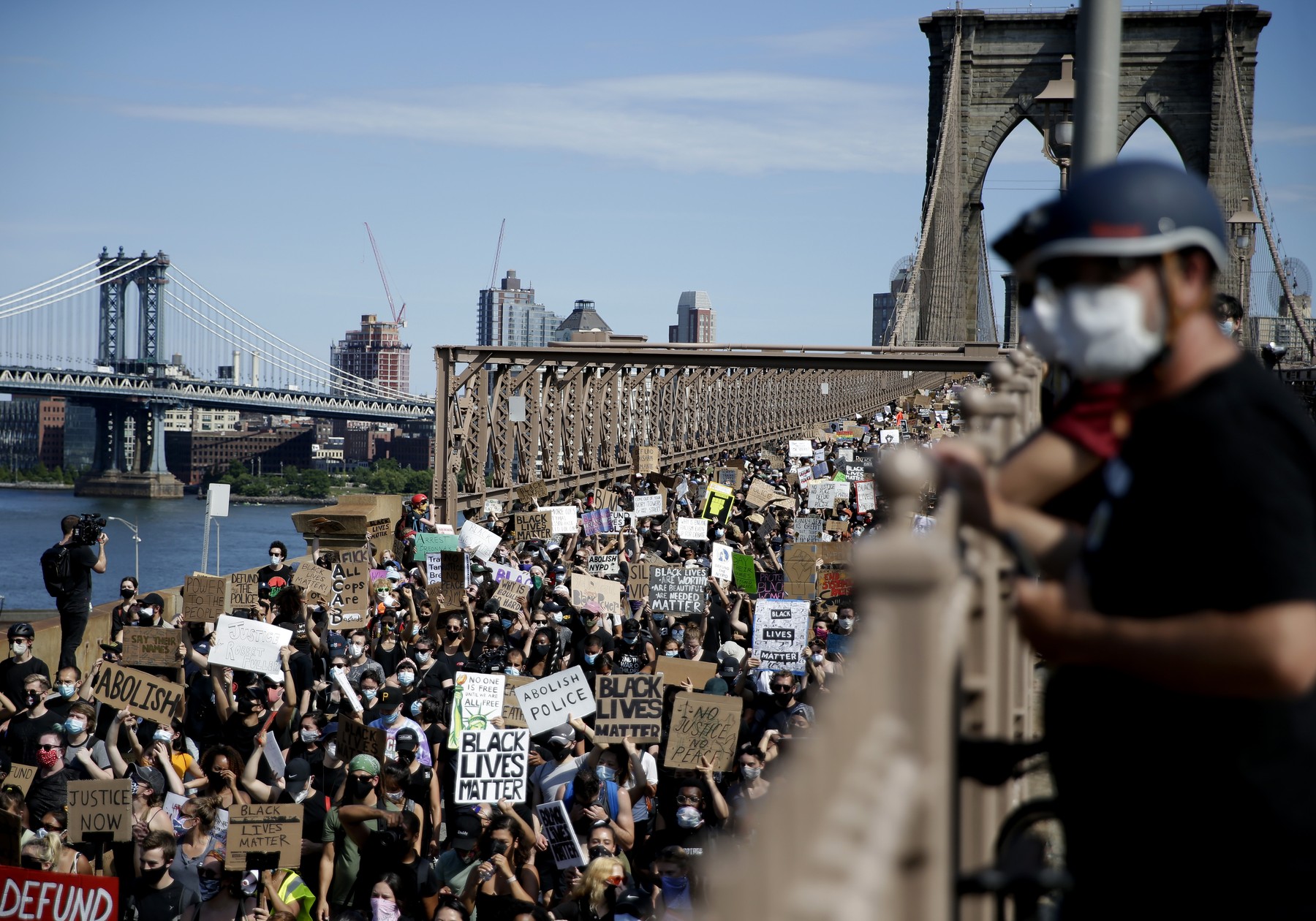 Nju Jork, Juneteenth, Marchers on the Brooklyn Bridge for Juneteenth Holiday In NYC