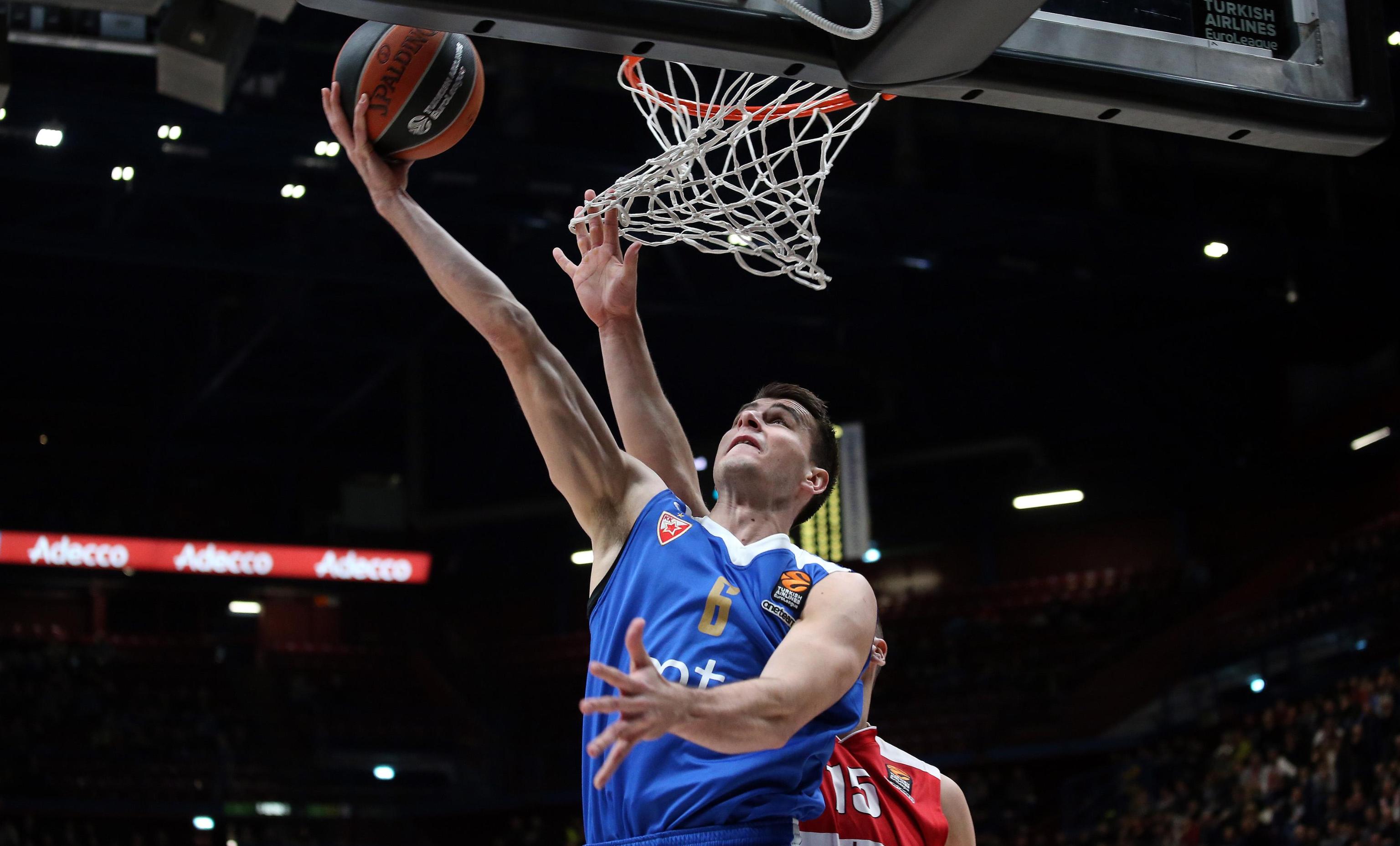 epa06409677 Crvena Zvezda Belgrade's Nemanja Dangubic goes for a basket  during the Euroleague basketball match Armani Exchange Milano vs Crvena Zvezda Belgrade at Assago Forum, Milan, Italy, 29 December 2017.  EPA-EFE/MATTEO BAZZI