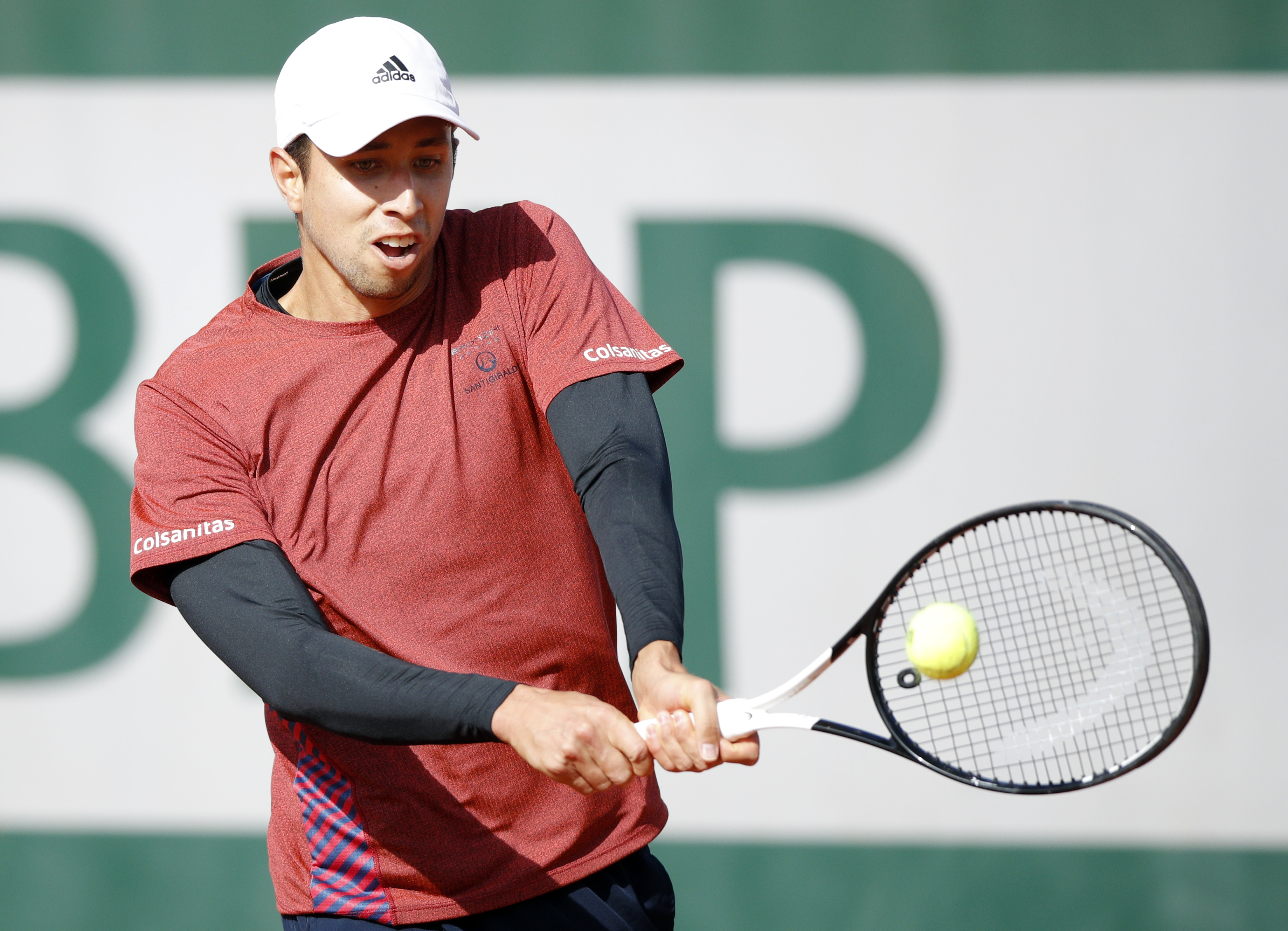 epa08712092 Daniel Elahi Galan of Colombia in action against Tennys Sandgren of the USA during their men?s second round match during the French Open tennis tournament at Roland ?Garros in Paris, France, 01 October 2020.  EPA-EFE/YOAN VALAT