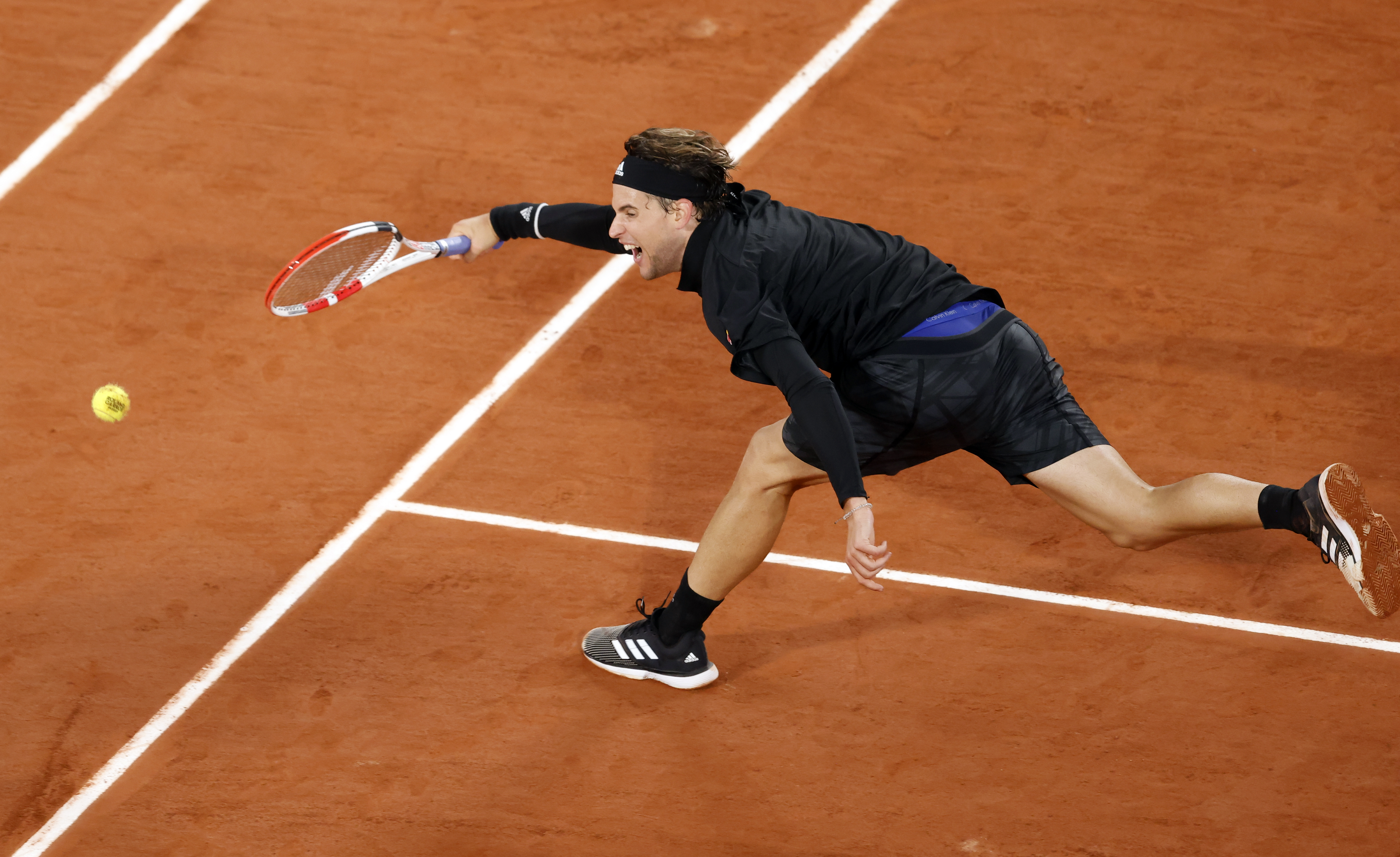 epa08714879 Dominic Thiem of Austria in action against Casper Ruud of Norway during their men?s third round match during the French Open tennis tournament at Roland ?Garros in Paris, France, 02 October 2020.  EPA-EFE/IAN LANGSDON