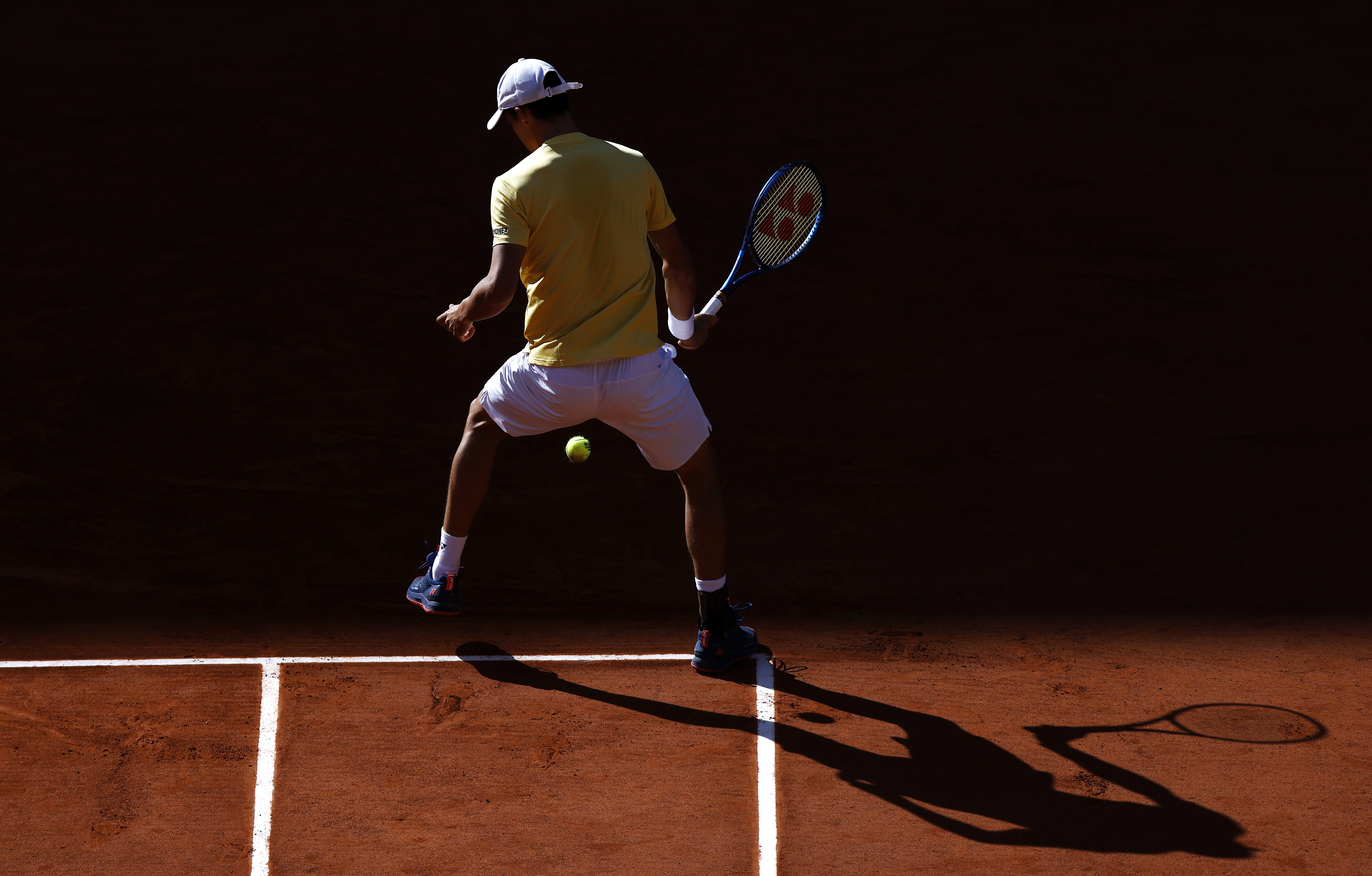 epa08717098 Daniel Altmaier of Germany plays a shot through his legs during his third round match against Matteo Berrettini of Italy at the French Open tennis tournament at Roland Garros in Paris, France, 03 October 2020.  EPA-EFE/YOAN VALAT