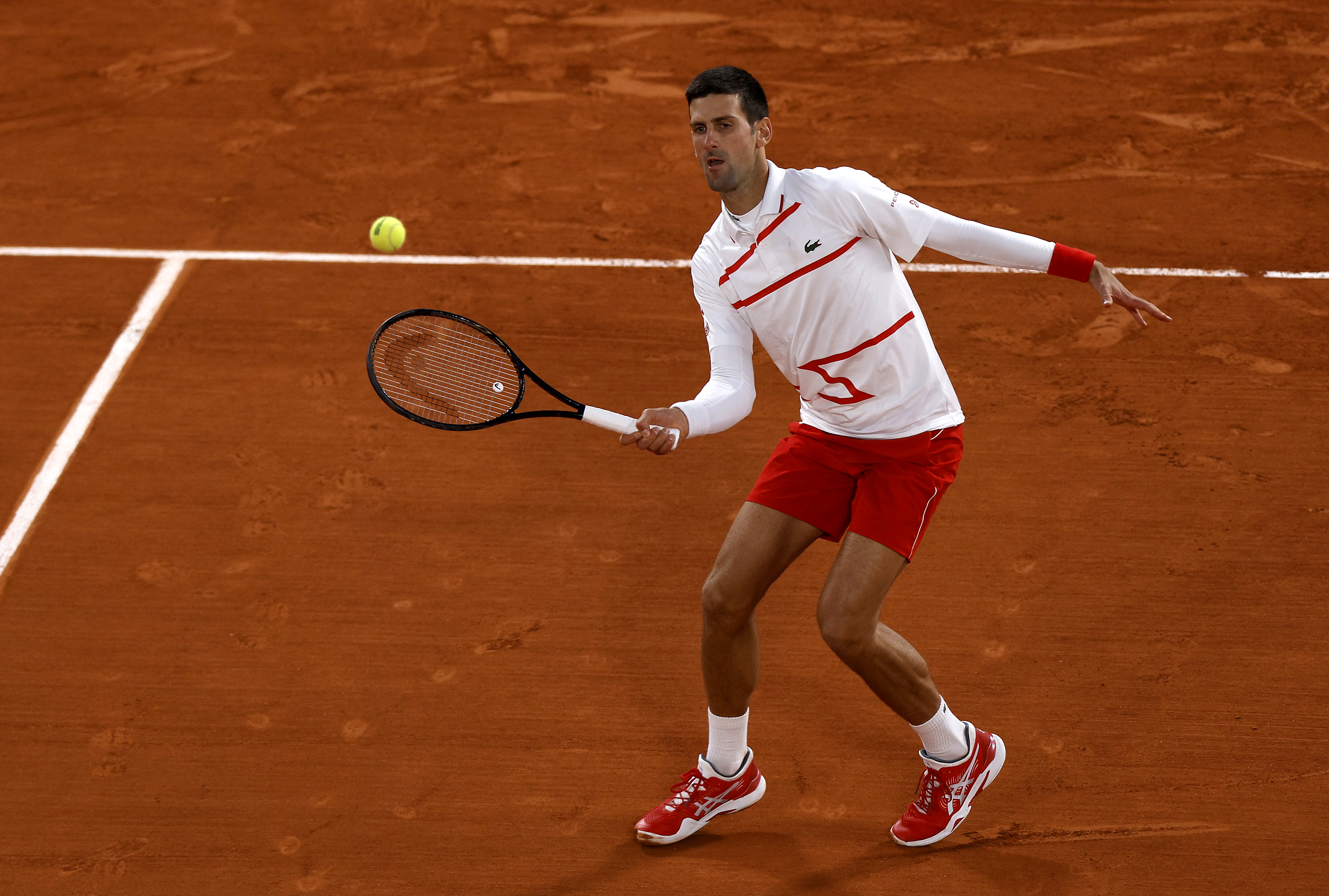epa08718245 Novak Djokovic of Serbia in action against Daniel Elahi Galan of Colombia during their men?s third round match during the French Open tennis tournament at Roland ?Garros in Paris, France, 03 October 2020.  EPA-EFE/YOAN VALAT
