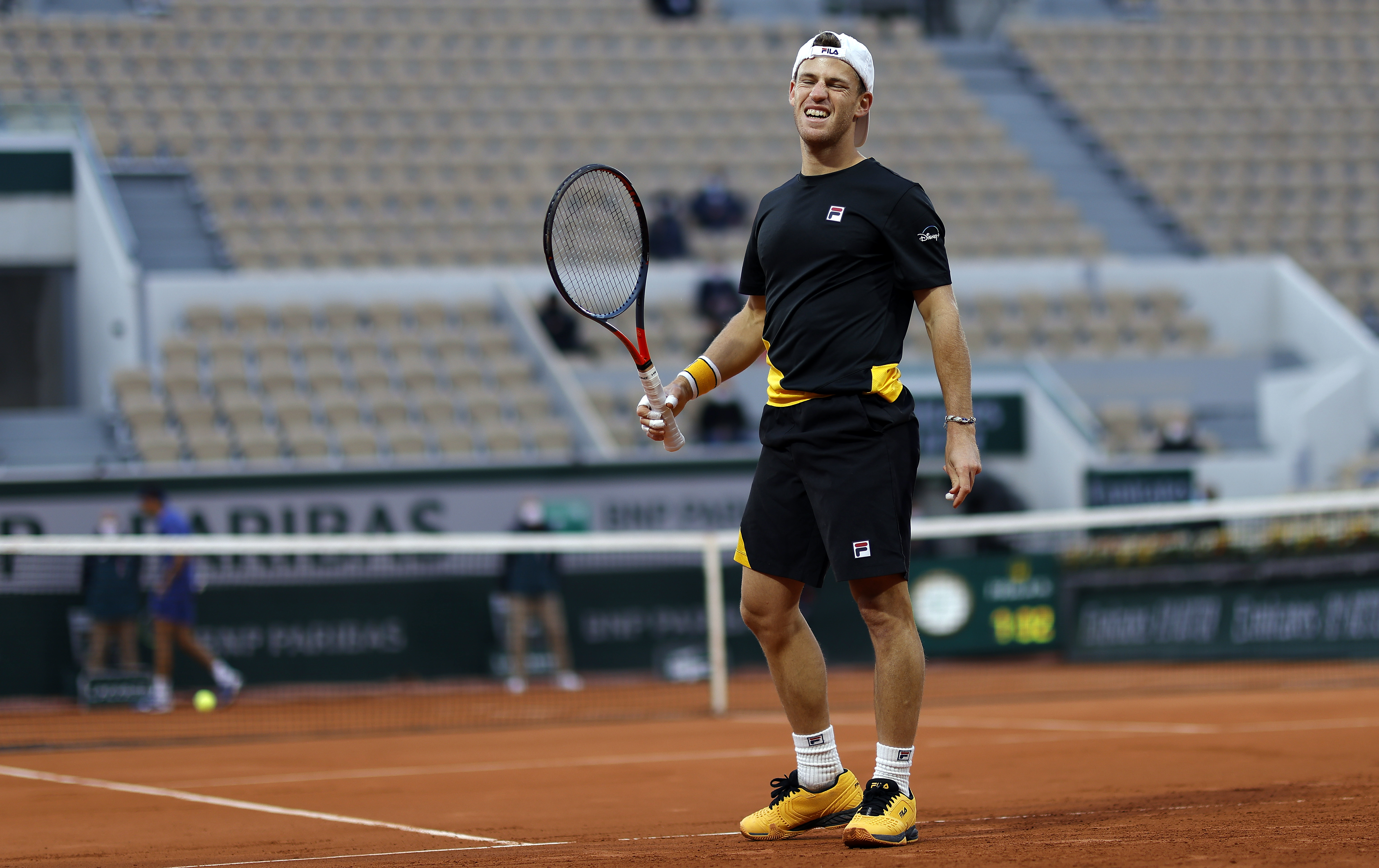 epa08720604 Diego Schwartzman of Argentina reacts as he plays Lorenzo Sonego of Italy during their men?s fourth round match during the French Open tennis tournament at Roland ?Garros in Paris, France, 04 October 2020.  EPA-EFE/YOAN VALAT