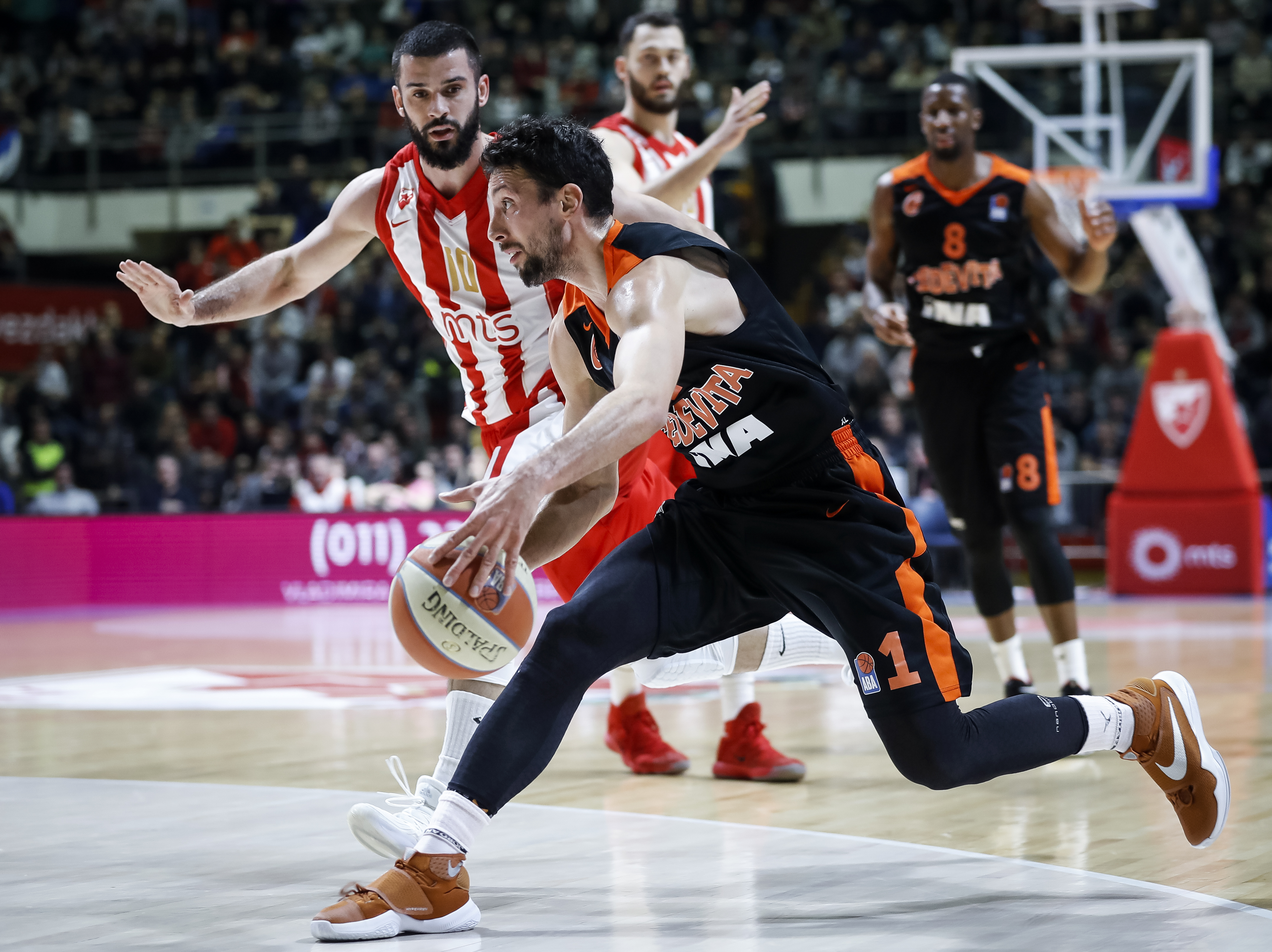 Kosarka ABA League season 2017-2018
Crvena Zvezda v Cedevita
Roko Leni Ukic (R) and Branko Lazic
Beograd, 14.01.2018.
foto: Srdjan Stevanovic/Starsportphoto ©