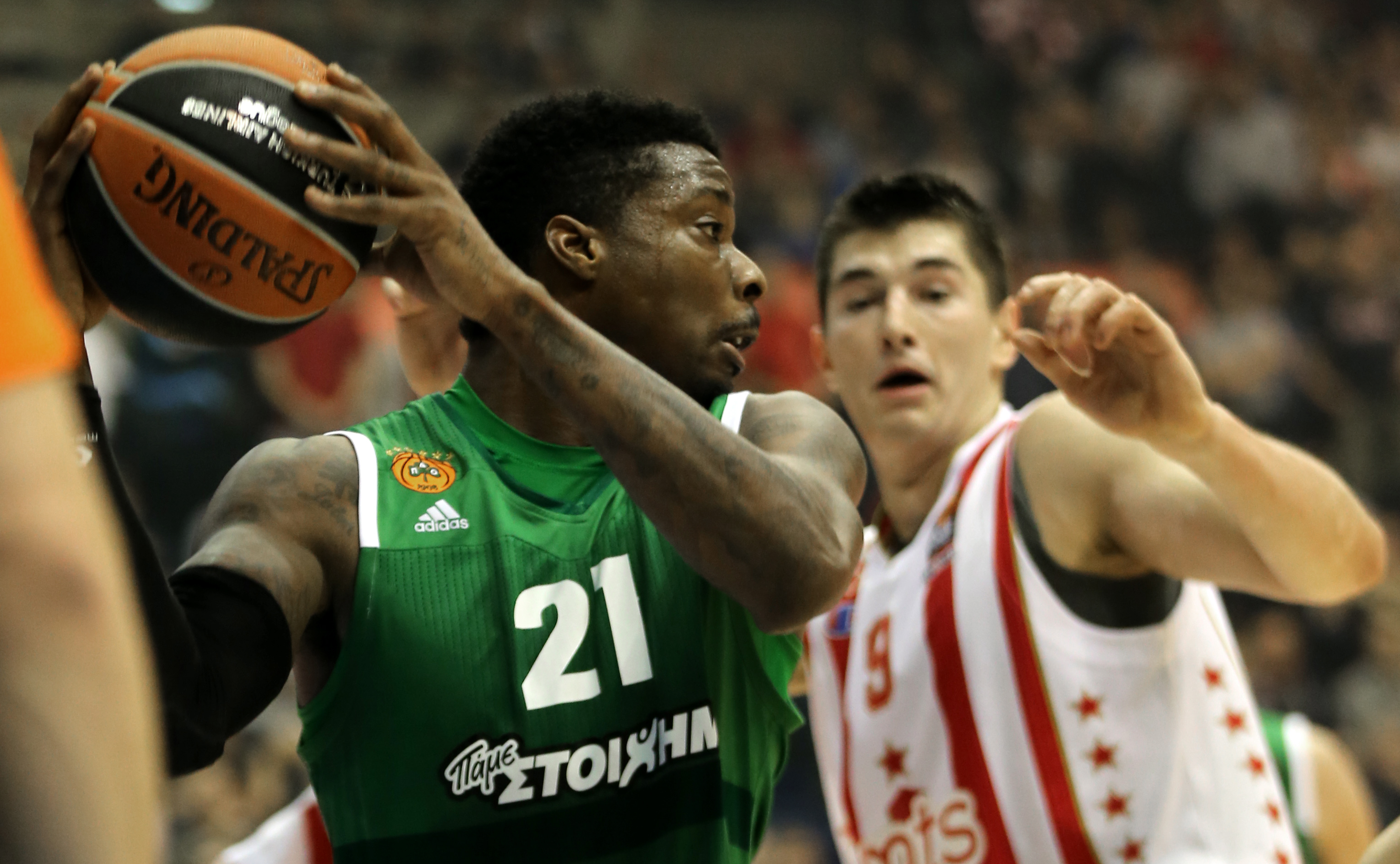 epa05753128 Luka Mitrovic (R) of Red Star in action against Kenny Gabriel (L) of Panathinaikos Athens, during the Euroleague basketball match between Red Star and Panathinaikos Athens in Belgrade, Serbia, 26 January 2017.  EPA/KOCA SULEJMANOVIC