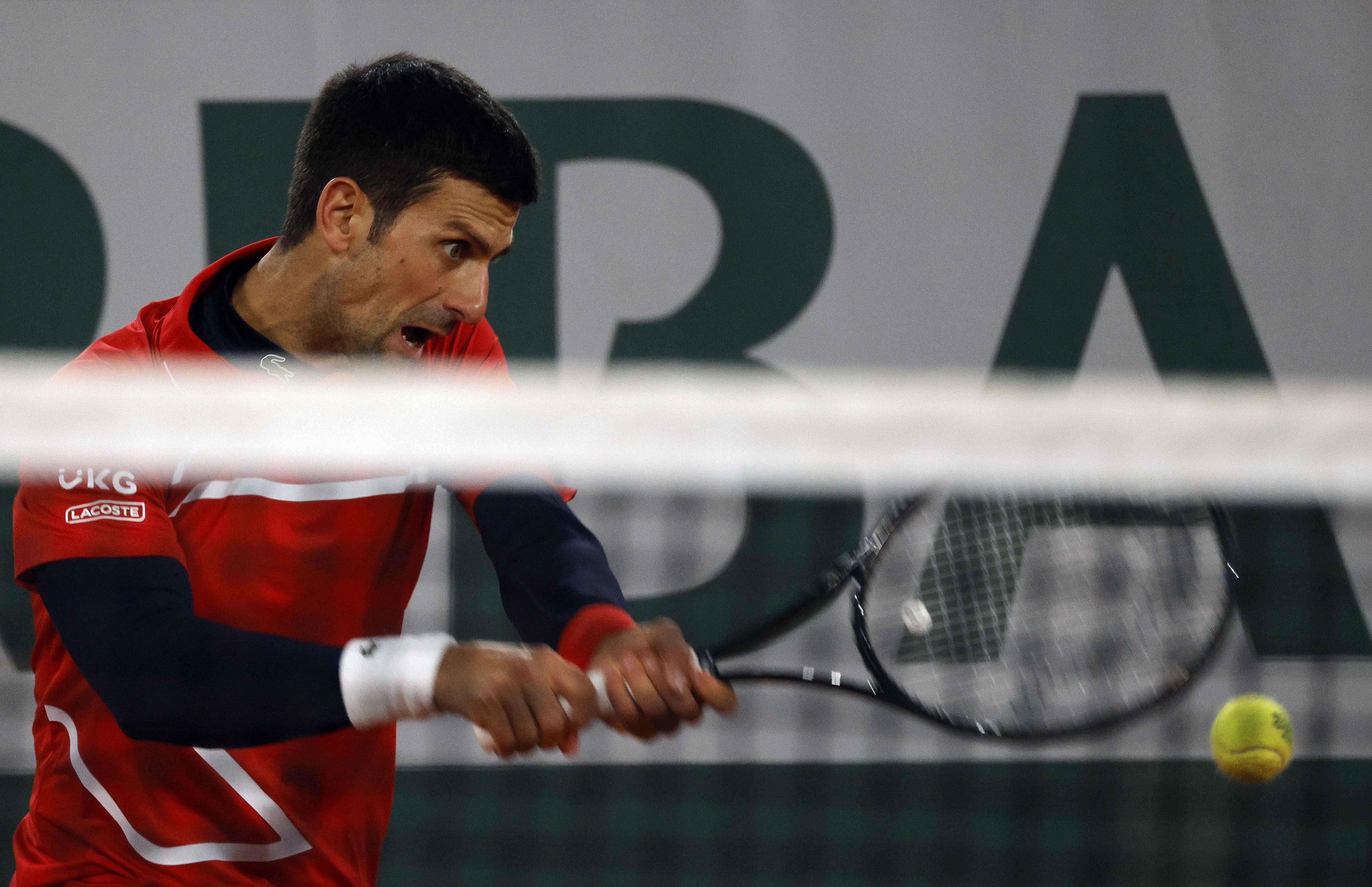 epa08722210 Novak Djokovic of Serbia in action against Karen Khachanov of Russia during their men?s fourth round match during the French Open tennis tournament at Roland ?Garros in Paris, France, 05 October 2020.  EPA-EFE/YOAN VALAT