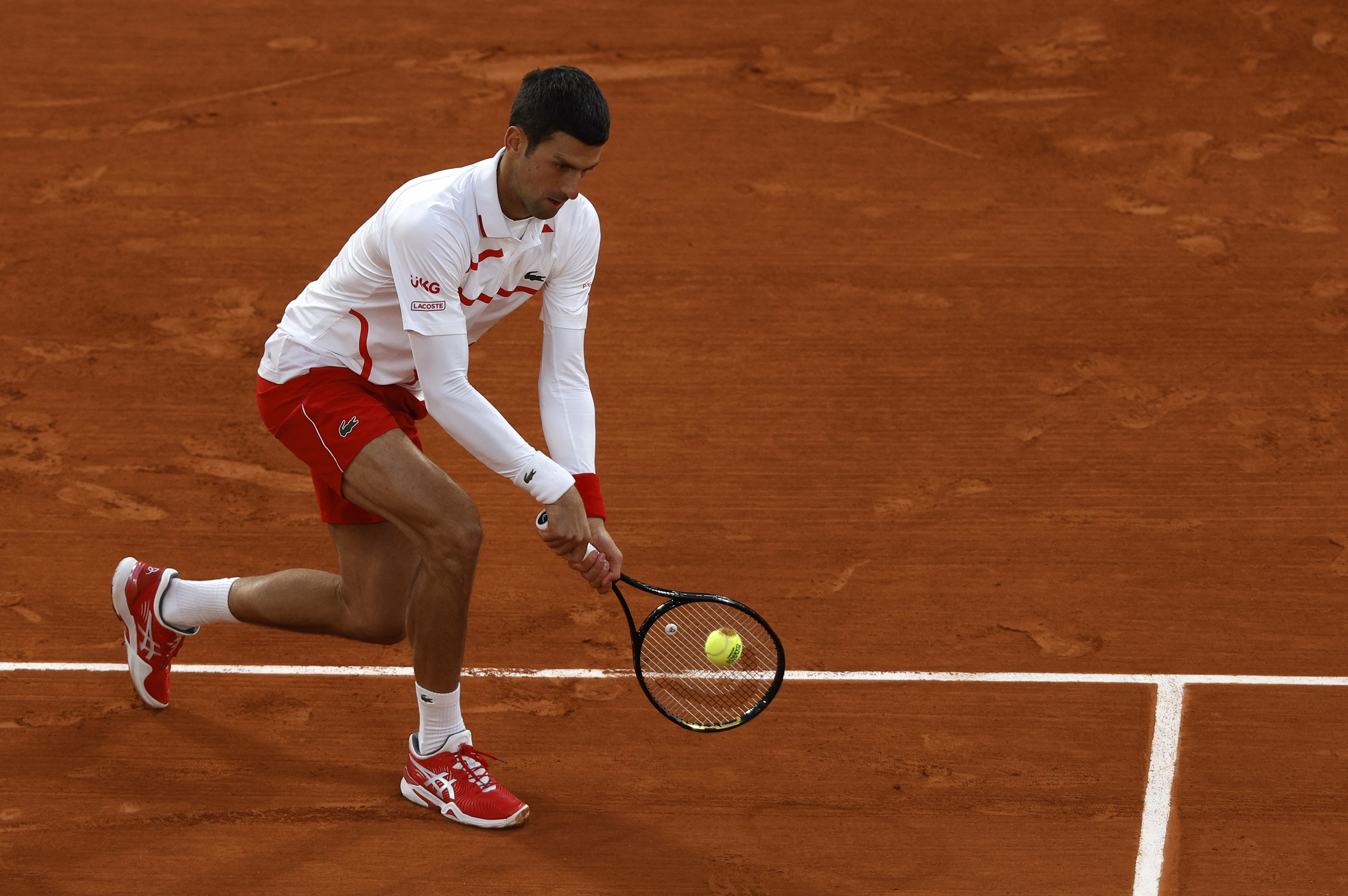 epa08718157 Novak Djokovic of Serbia in action against Daniel Elahi Galan of Colombia during their men?s third round match during the French Open tennis tournament at Roland ?Garros in Paris, France, 03 October 2020.  EPA-EFE/YOAN VALAT
