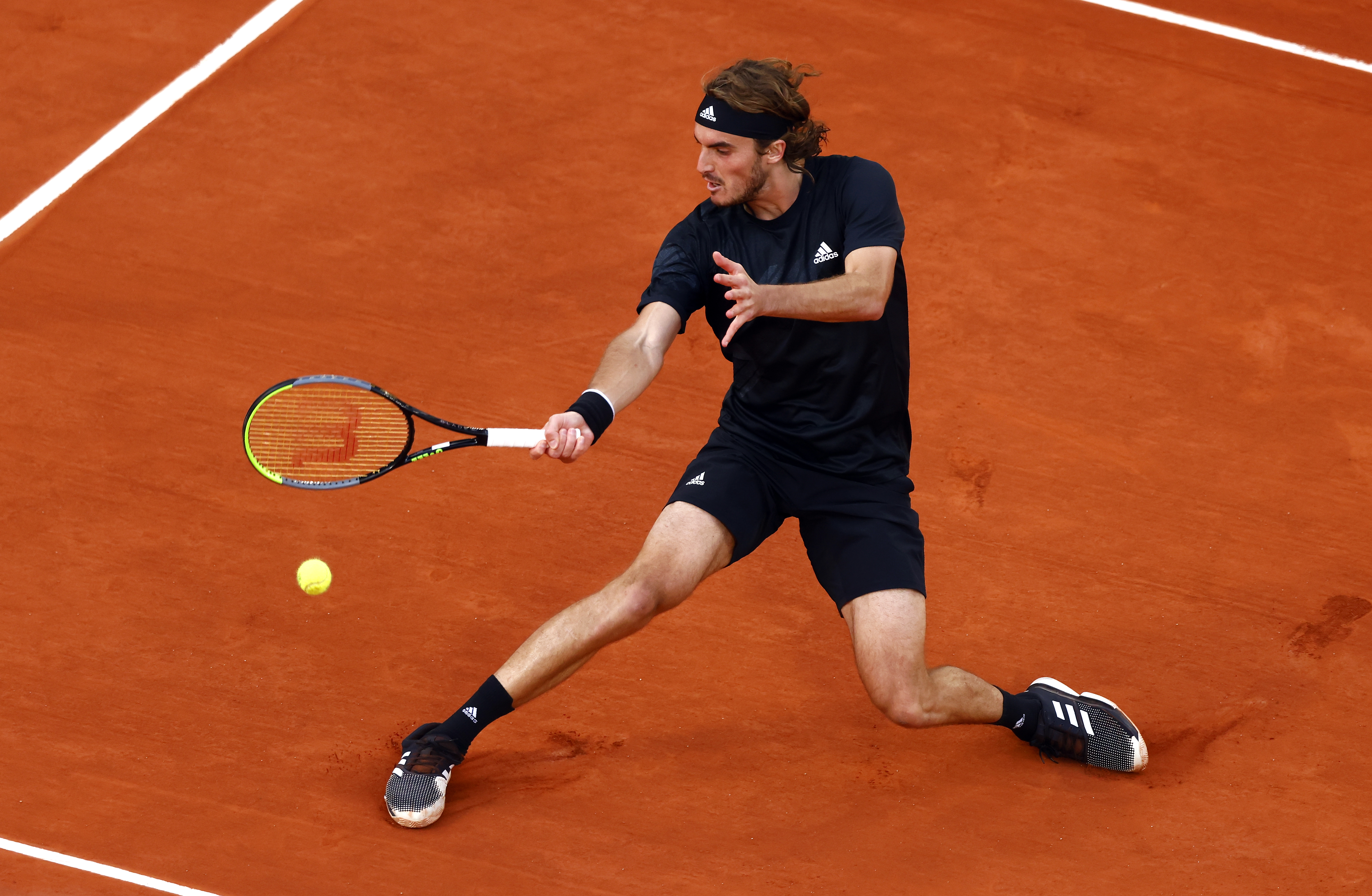epa08726980 Stefanos Tsitsipas of Greece in action against Andrey Rublev of Russia during their men?s quarterfinal match during the French Open tennis tournament at Roland ?Garros in Paris, France, 07 October 2020.  EPA-EFE/IAN LANGSDON