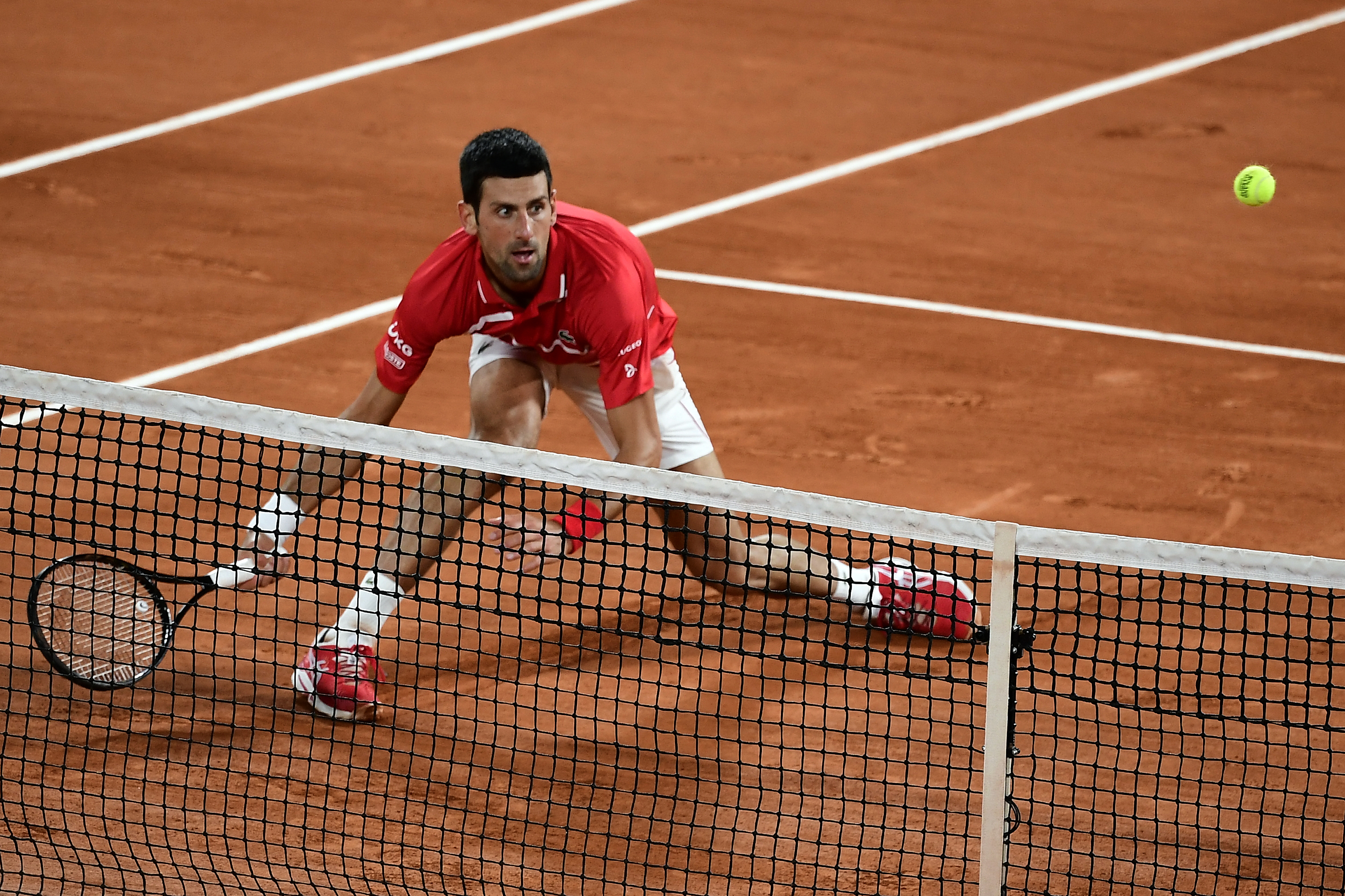 epa08732927 Novak Djokovic of Serbia in action against Stefanos Tsitsipas of Greece during their men?s semi final match during the French Open tennis tournament at Roland ?Garros in Paris, France, 09 October 2020.  EPA-EFE/JULIEN DE ROSA