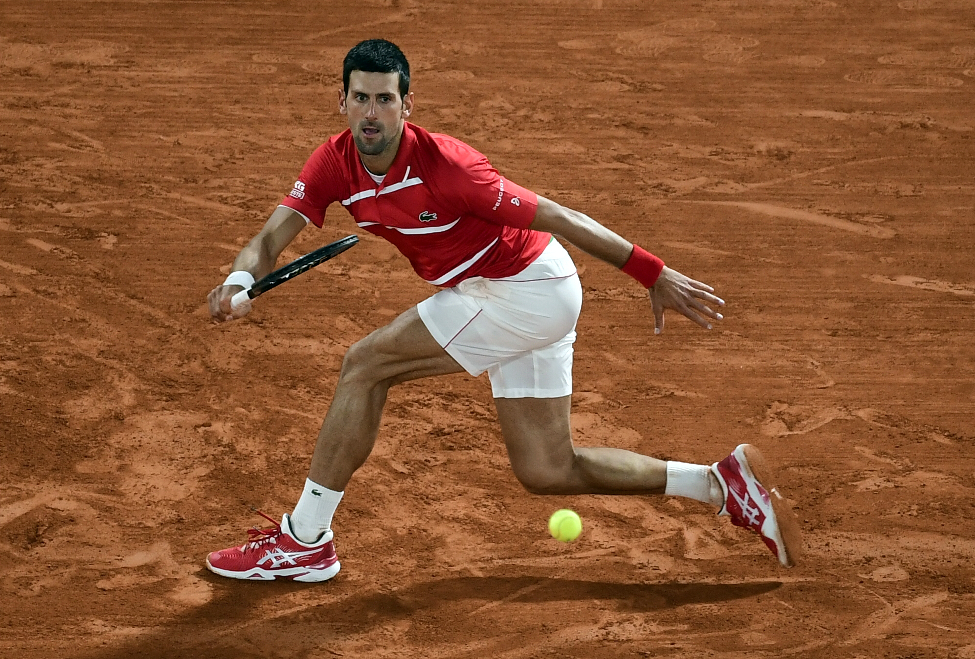 epa08732807 Novak Djokovic of Serbia in action against Stefanos Tsitsipas of Greece during their men?s semi final match during the French Open tennis tournament at Roland ?Garros in Paris, France, 09 October 2020.  EPA-EFE/JULIEN DE ROSA