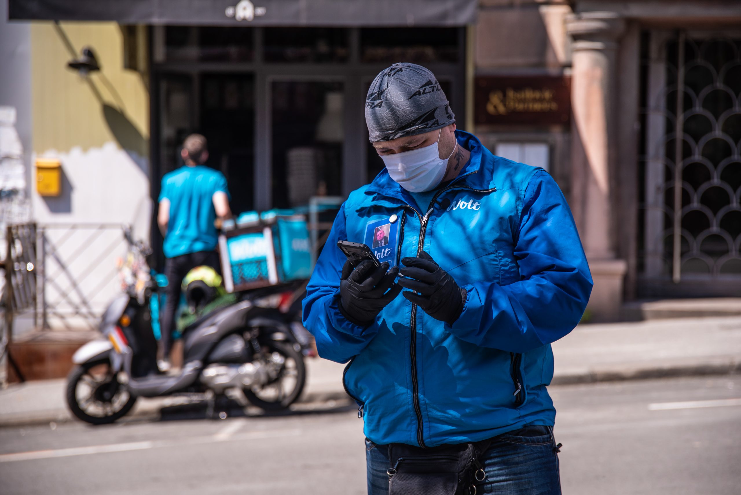 Beograd 18.04.2020. Dostava hrane za vreme vanrednog stanja i policijskog časa, dostavljači hrane policijski čas, zabrana kretanja, dostva hrane Wolt Foto:Dragan Mujan/Nova.rs