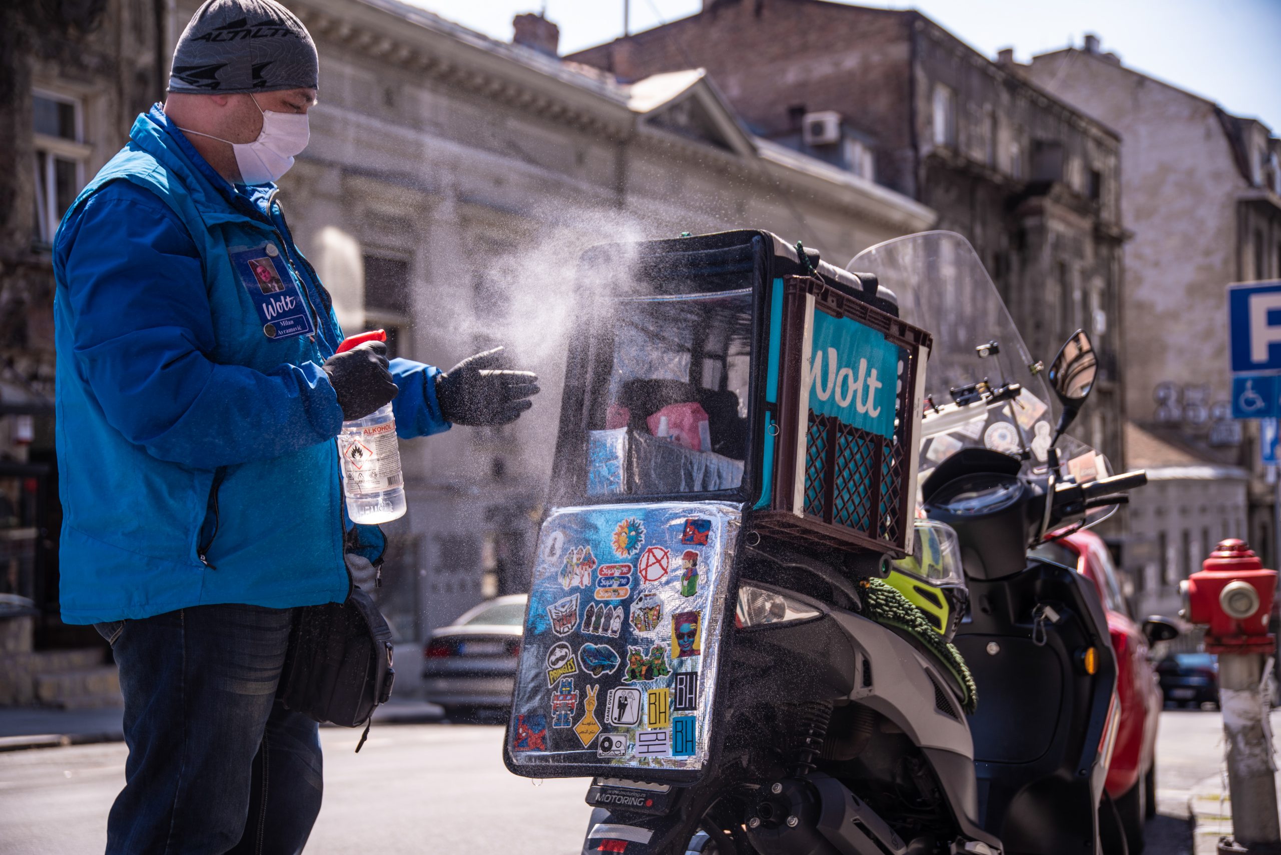 Beograd 18.04.2020. Dostava hrane za vreme vanrednog stanja i policijskog časa, dostavljači hrane policijski čas, zabrana kretanja, dostva hrane Wolt  dezinfekcija asepsol Foto:Dragan Mujan/Nova.rs
