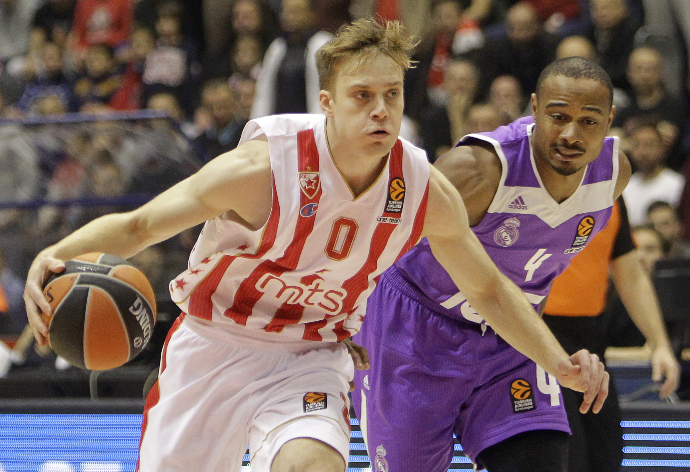 epa05686007 Nate Wolters (L) of Red Star in action against Dontaye Draper (R) of Real Madrid during the Euroleague basketball match between Red Star and Real Madrid in Belgrade, Serbia, 22 December 2016.  EPA/KOCA SULEJMANOVIC