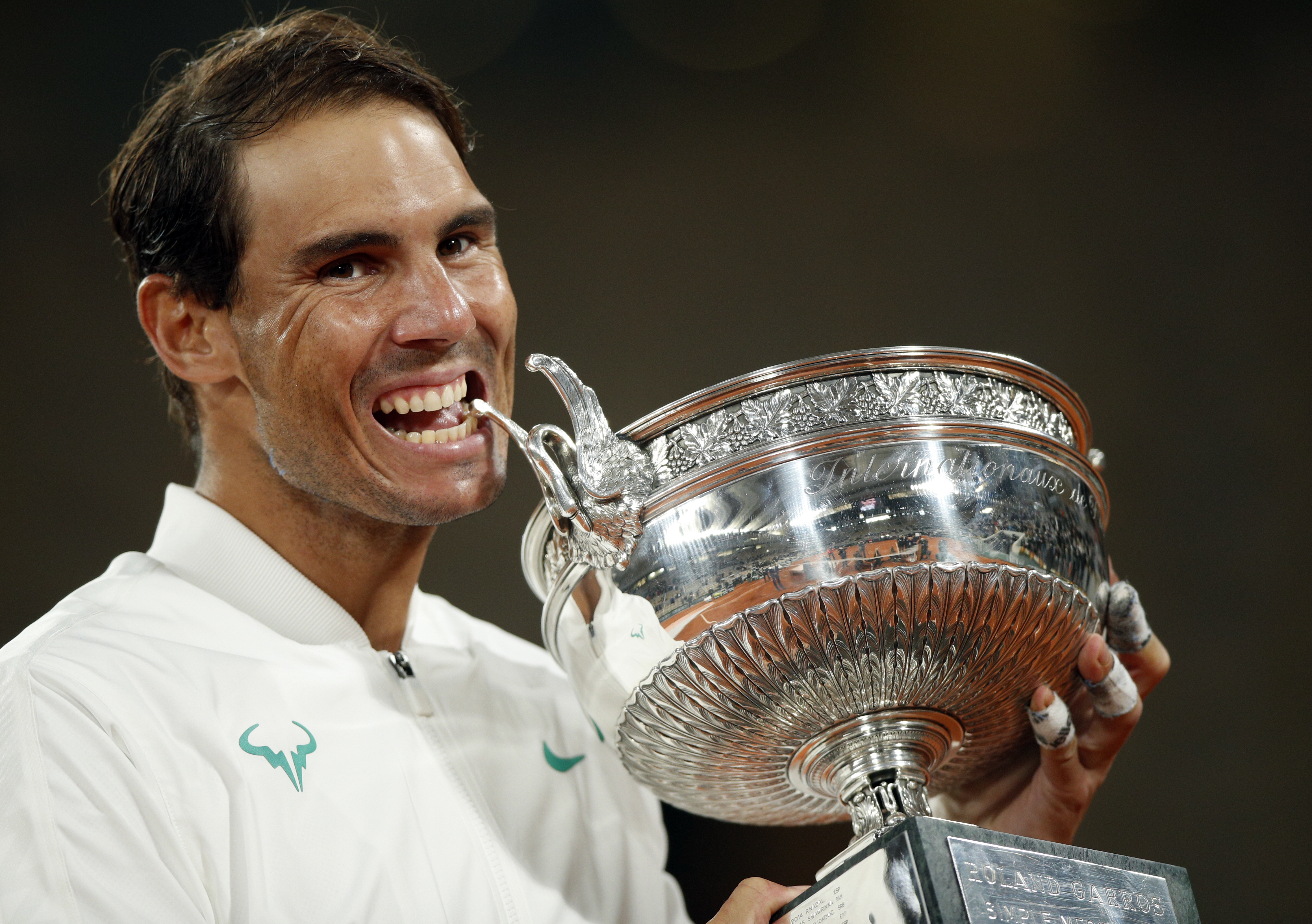 epa08736062 Rafael Nadal of Spain holds his trophy after winning against Novak Djokovic of Serbia in their men?s final match during the French Open tennis tournament at Roland ?Garros in Paris, France, 11 October 2020.  EPA-EFE/YOAN VALAT