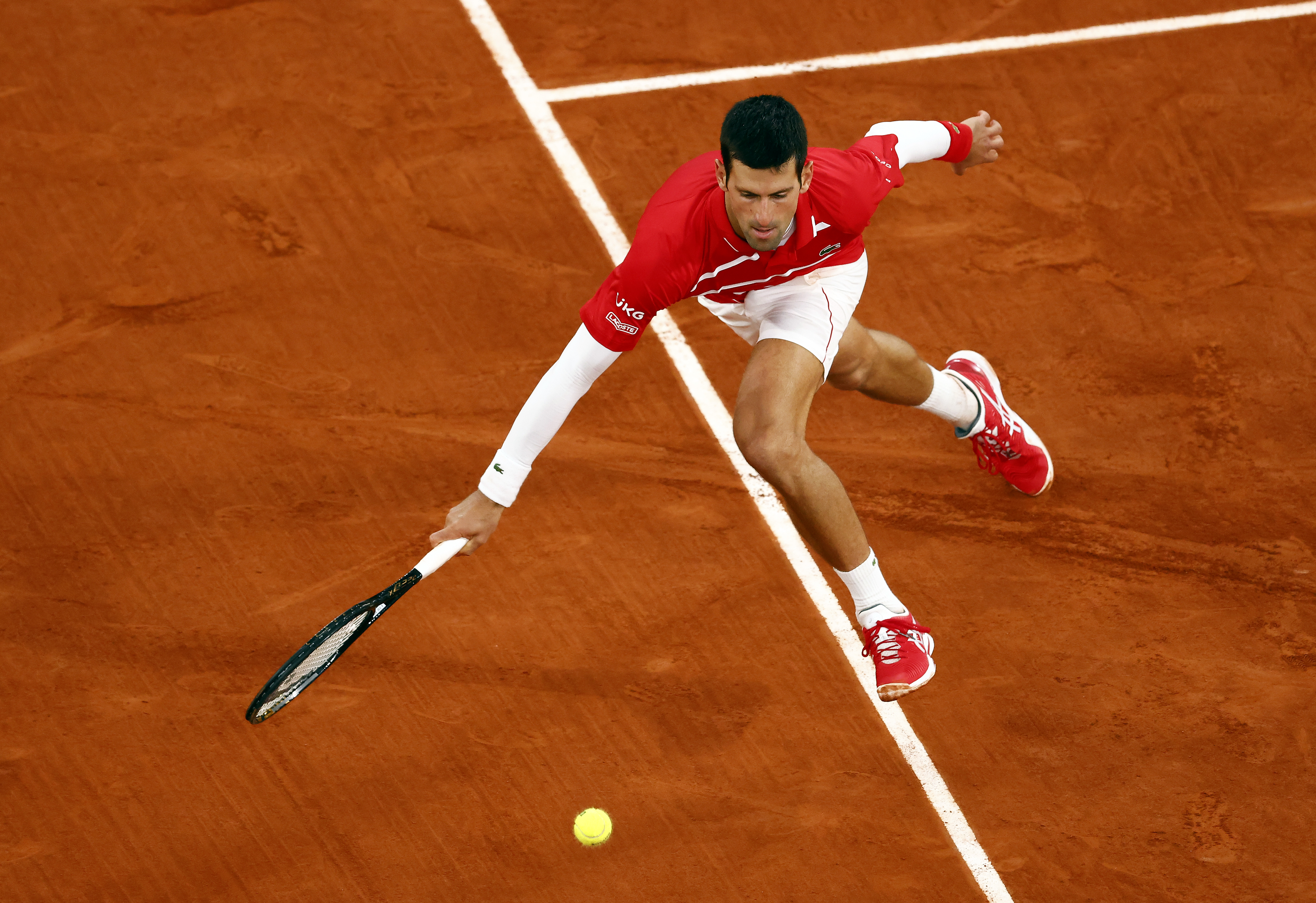 epaselect epa08735806 Novak Djokovic of Serbia in action against Rafael Nadal of Spain during their men?s final match during the French Open tennis tournament at Roland ?Garros in Paris, France, 11 October 2020.  EPA-EFE/IAN LANGSDON