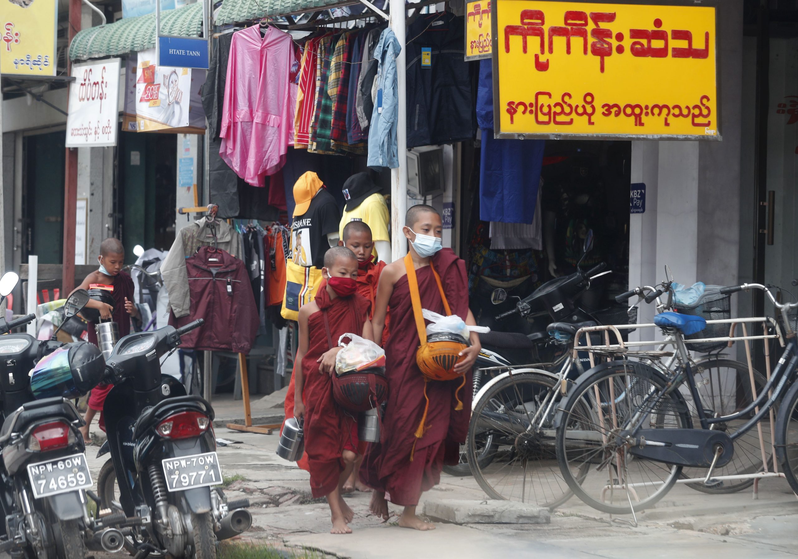 epa08496069 Myanmar young novices wearing masks as they walk for morning alm in Pyinmana, Myanmar, 19 June 2020.  EPA-EFE/NYEIN CHAN NAING