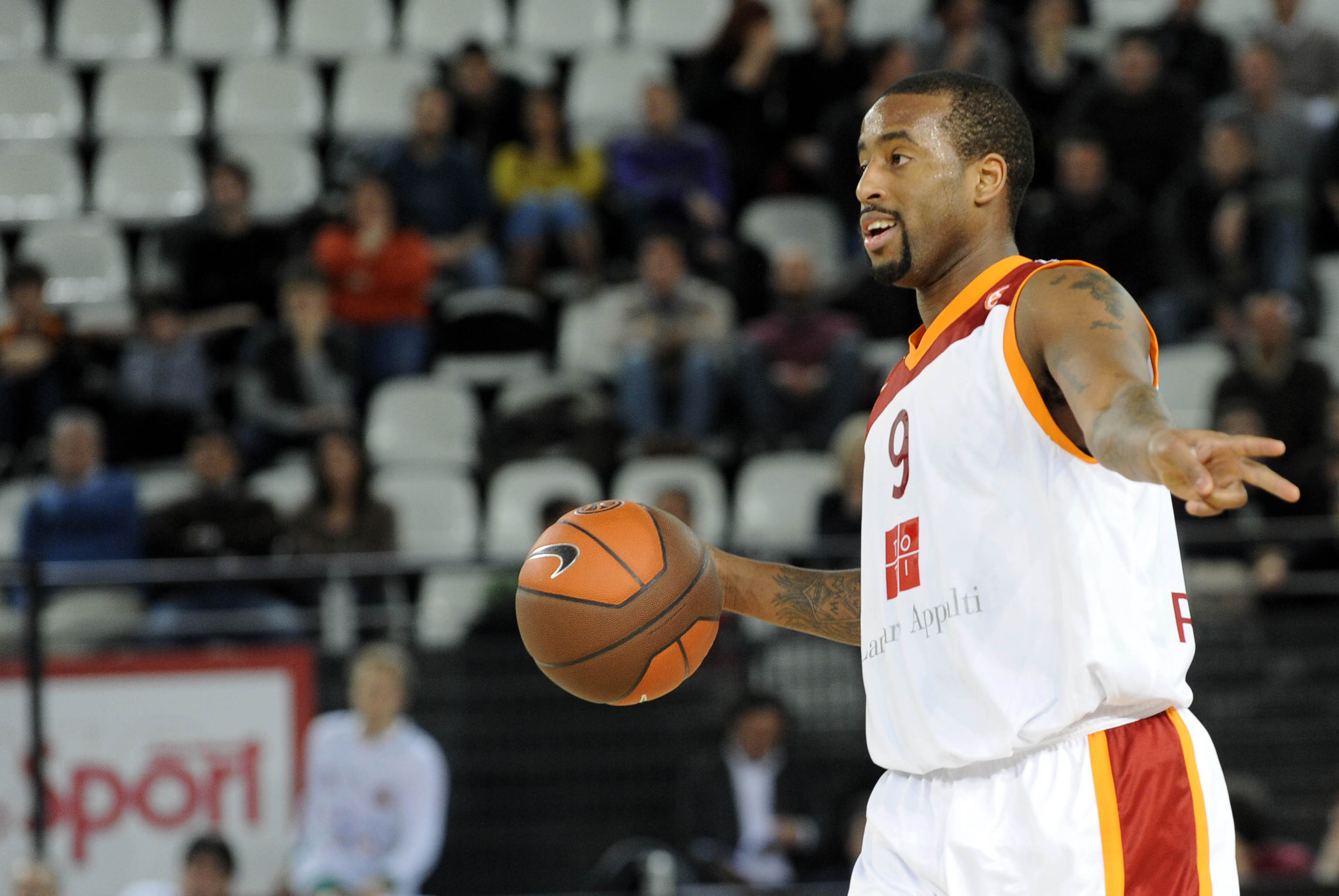 epa02540065 Washington Darius of Lottomatica Virtus Roma in action during the Euroleague Basketball match against Union Olimpja at the PalaLottomatica indoor stadium in Rome, Italy on 20 January 2011.  EPA/DANILO SCHIAVELLA