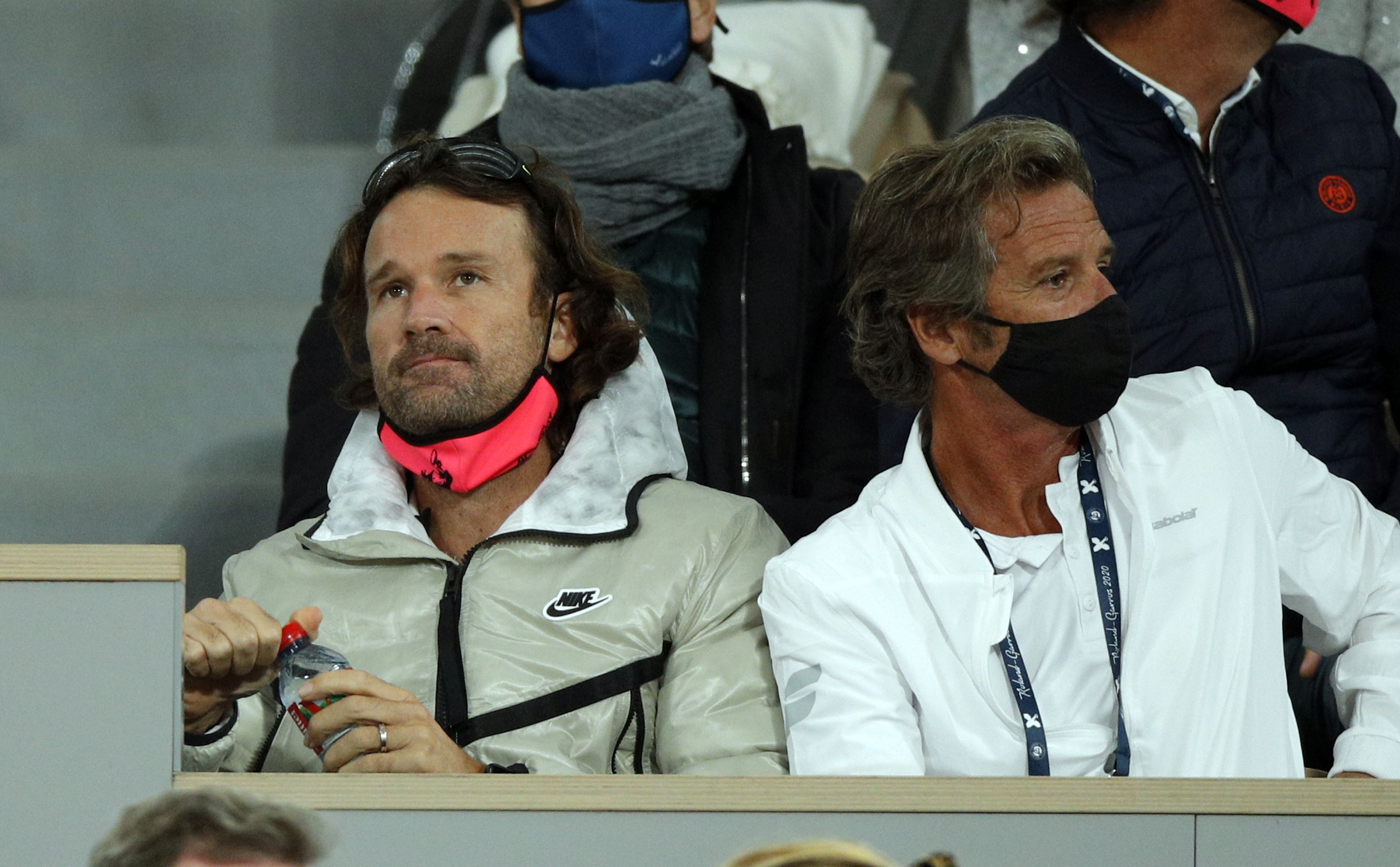 epa08735693 Spanish Rafel Nadal coach Carlos Moya (L) watch Nadal in action against Novak Djokovic of Serbia during their men?s final match during the French Open tennis tournament at Roland ?Garros in Paris, France, 11 October 2020.  EPA-EFE/YOAN VALAT