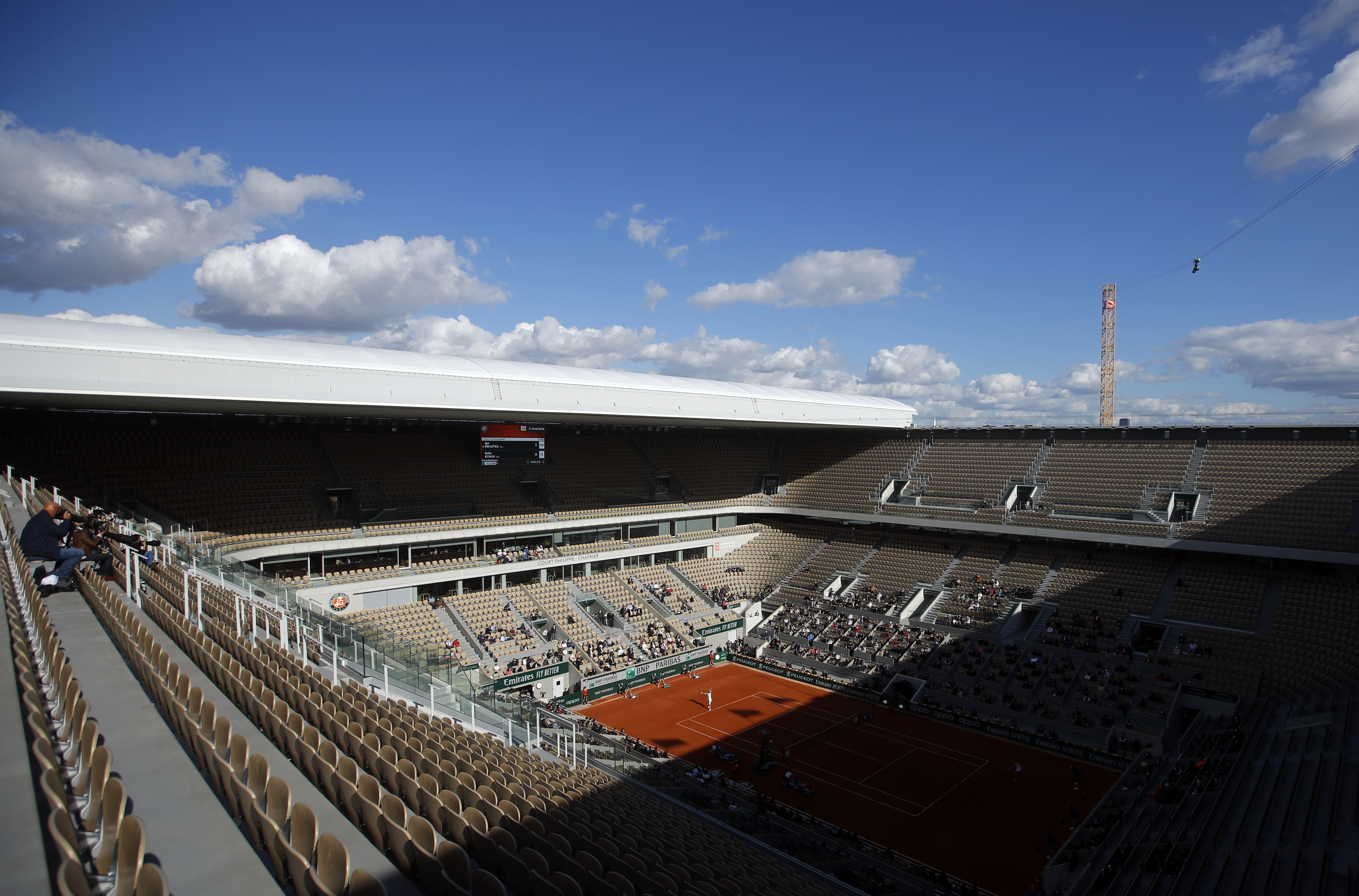 epa08733975 A general view of Court Philippe Chatrier as Sofia Kenin of the USA plays Iga Swiatek of Poland during their women?s final match during the French Open tennis tournament at Roland ?Garros in Paris, France, 10 October 2020.  EPA-EFE/YOAN VALAT