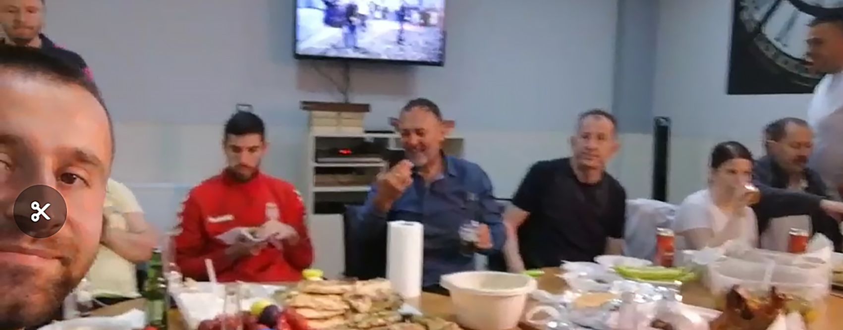 20.04.2020 Snimak i slike iz Studentskog centra  u Kosovskoj Mitrovici.
Zurka na celu sa dva lekara braca Ivanovici  pulmolog i epidemiolog nazdrvaljaju uz alkohol koroni.