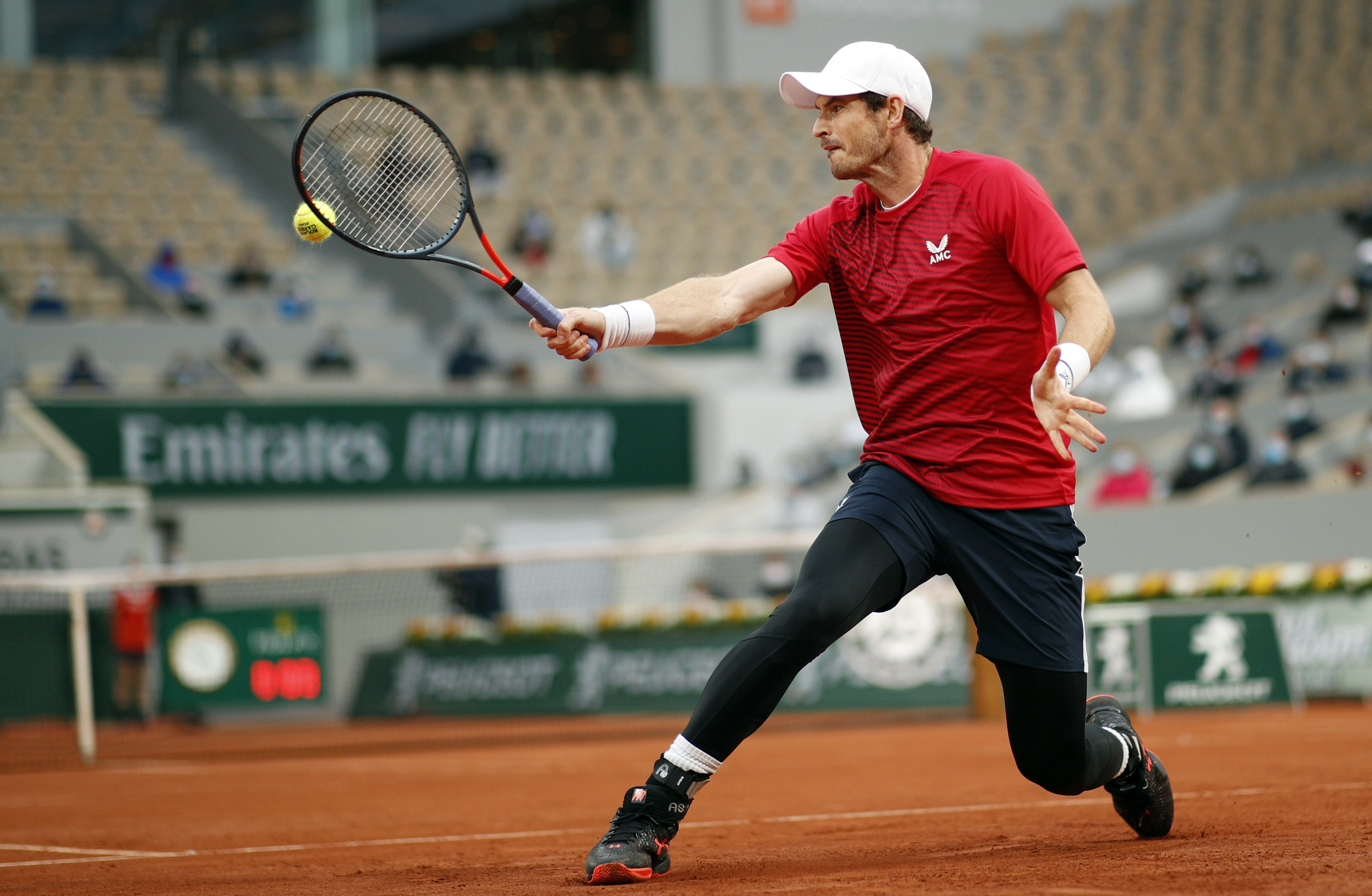 epa08701978 Andy Murray of Britain in action against Stan Wawrinka of Switzerland during their men?s first round match during the French Open tennis tournament at Roland Garros in Paris, France, 27 September 2020.  EPA-EFE/YOAN VALAT