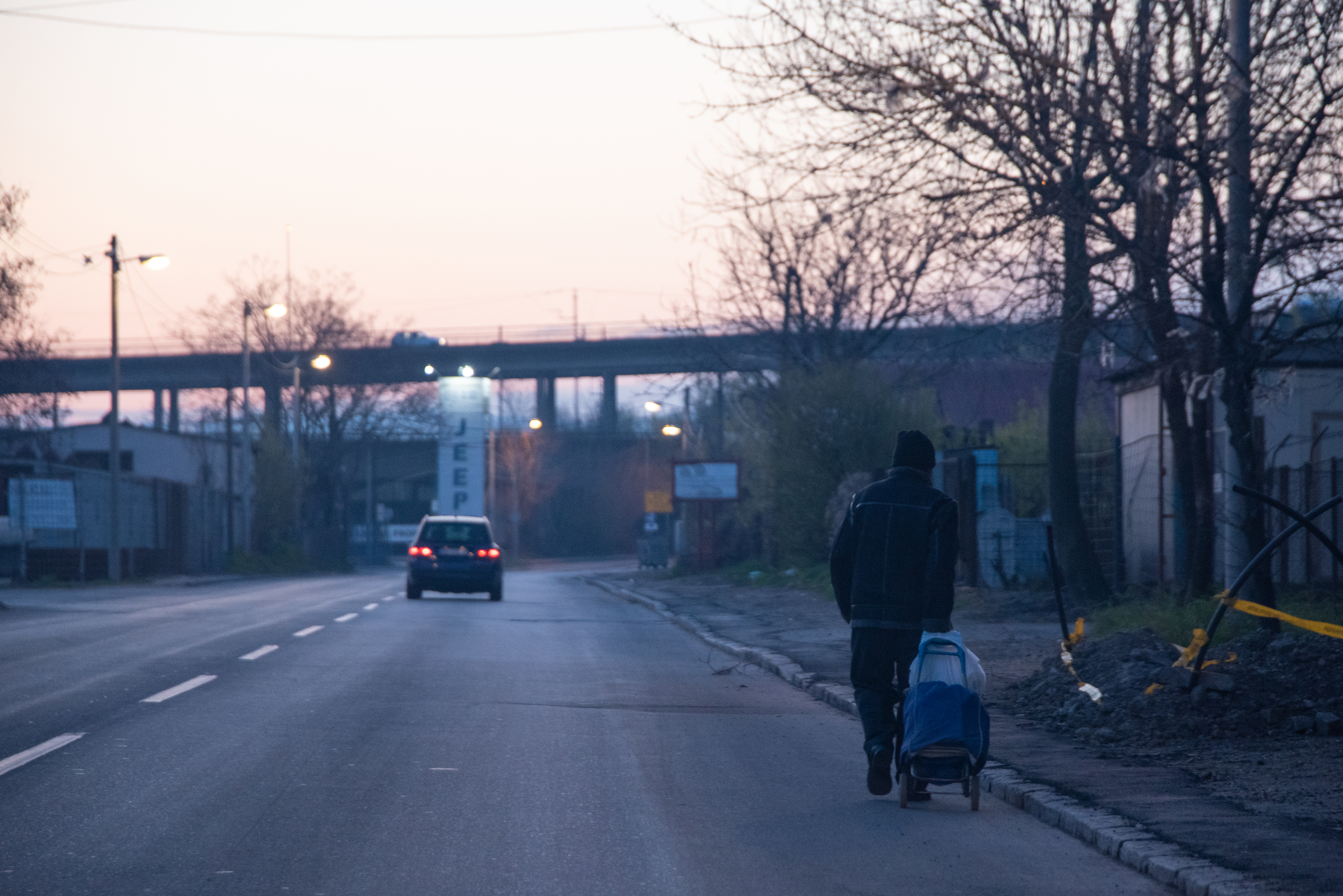 Beograd 04.04.2020. Penzioneri u redu ispred samoposluge, dan, jutro za penzionere. Vanrednos stanje, uvedena 24. časovna zabrana kretanja, penzioner, prodavnica, samoposluga, samousluga, red, koronavirus Foto: Dragan Mujan/Nova.rs