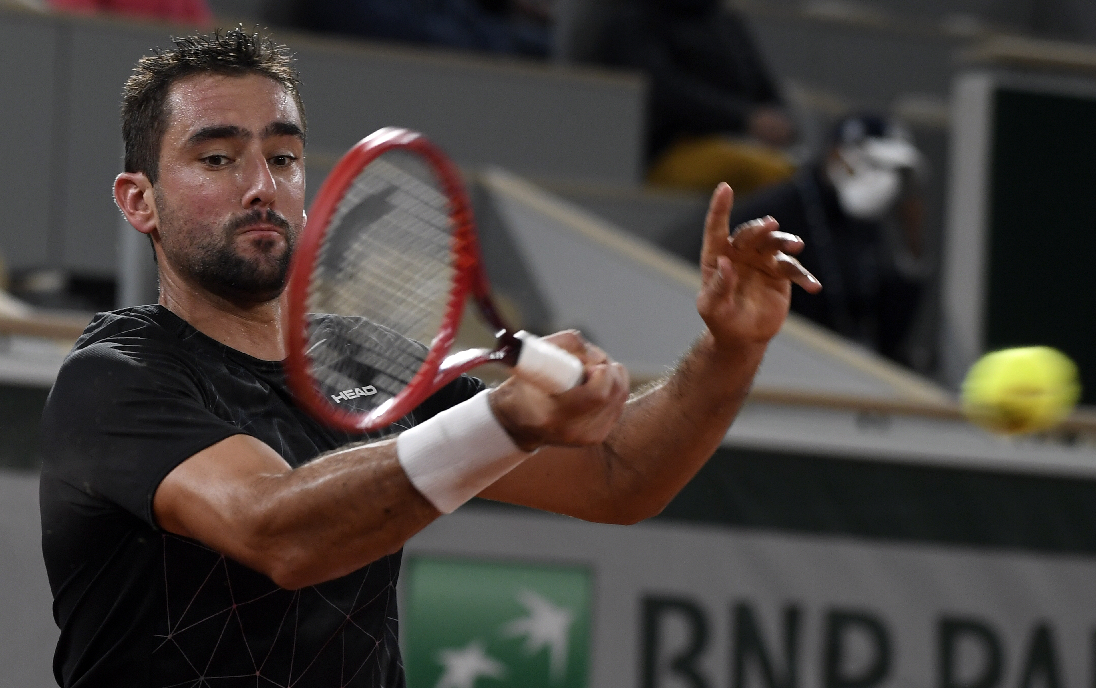 epa08703442 Marin Cilic of Croatia in action against Dominic Thiem of Austria during their men?s first round match during the French Open tennis tournament at Roland ?Garros in Paris, France, 28 September 2020.  EPA-EFE/JULIEN DE ROSA