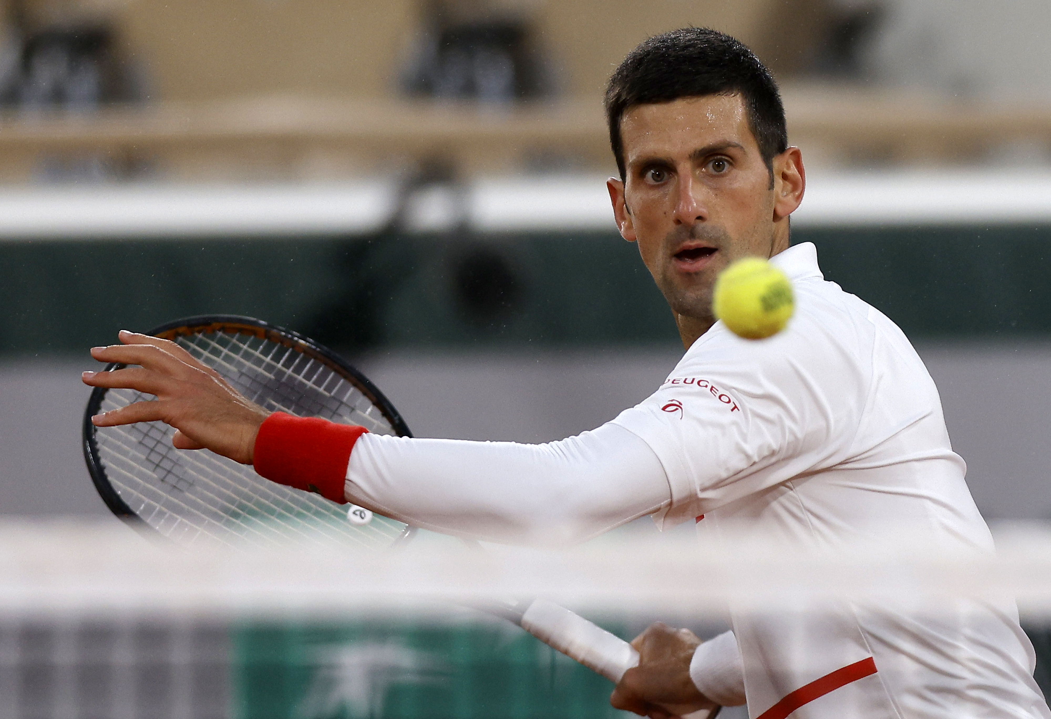 epa08718243 Novak Djokovic of Serbia in action against Daniel Elahi Galan of Colombia during their men?s third round match during the French Open tennis tournament at Roland ?Garros in Paris, France, 03 October 2020.  EPA-EFE/YOAN VALAT