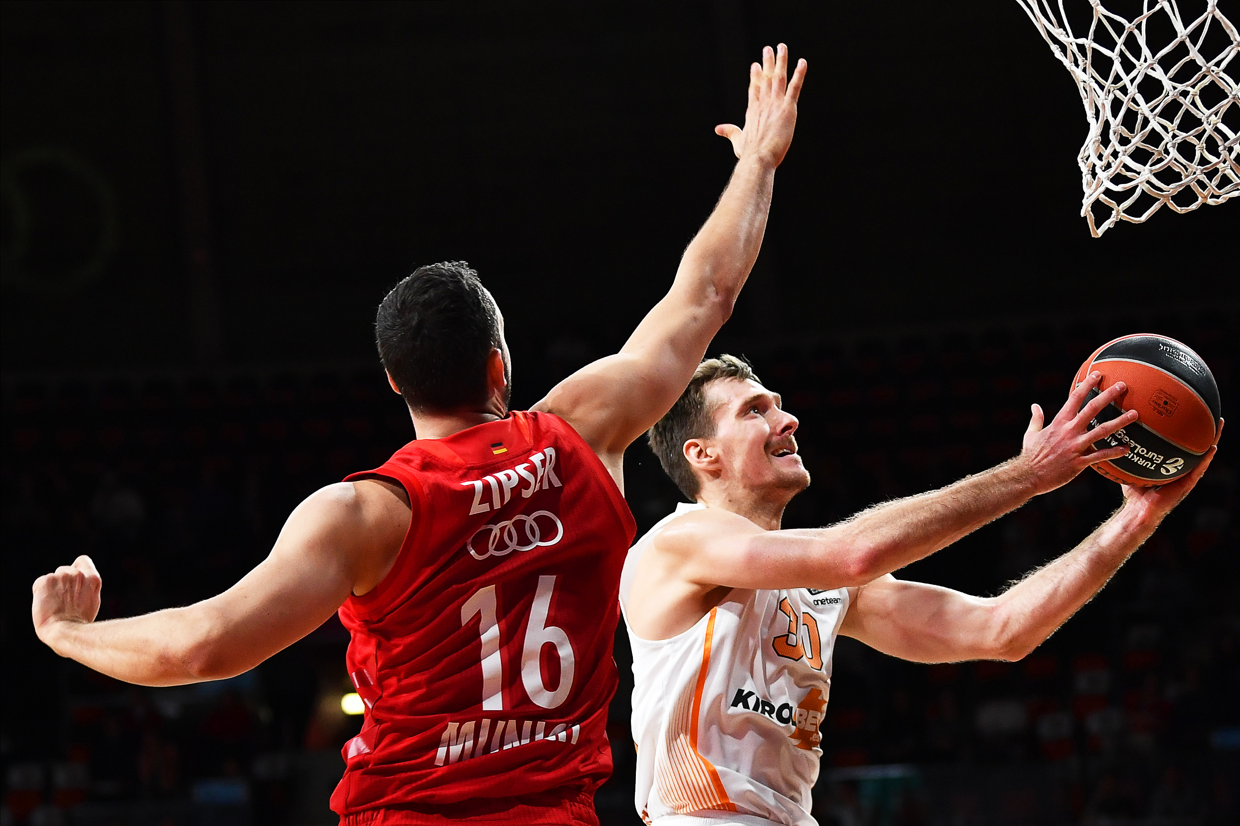 epa08270310 Vitoria's Zoran Dragic (R) in action against Munich's Paul Zipser (L) during the Euroleague basketball match between Bayern Munich and Baskonia Vitoria-Gasteiz in Munich, Germany, 04 March 2020.  EPA-EFE/PHILIPP GUELLAND