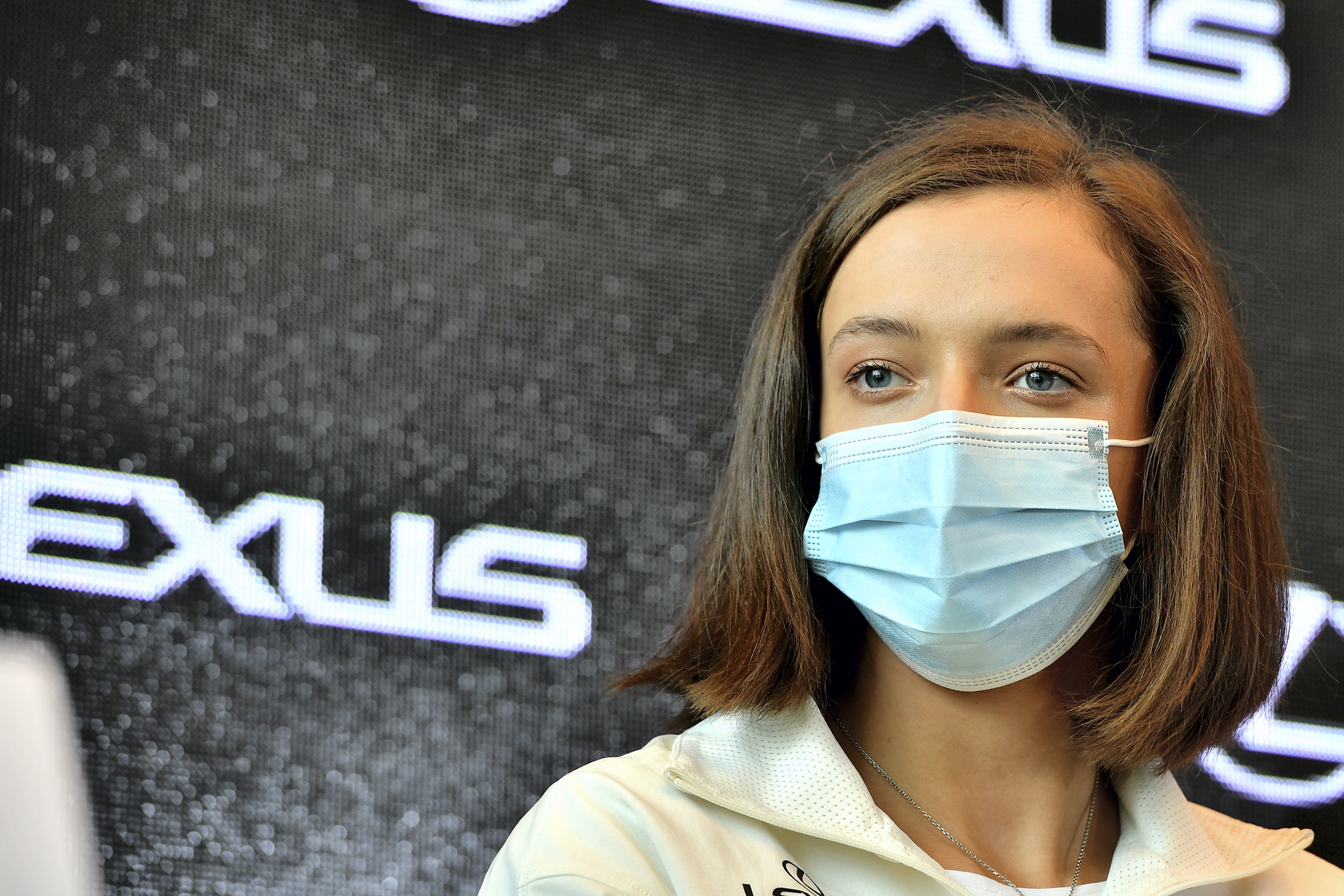 epa08743533 Polish tennis player Iga Swiatek, winner of the 2020 French Open Grand Slam tennis tournament, during a press conference, in Warsaw, Poland, 14 October 2020.  EPA-EFE/ANDRZEJ LANGE POLAND OUT