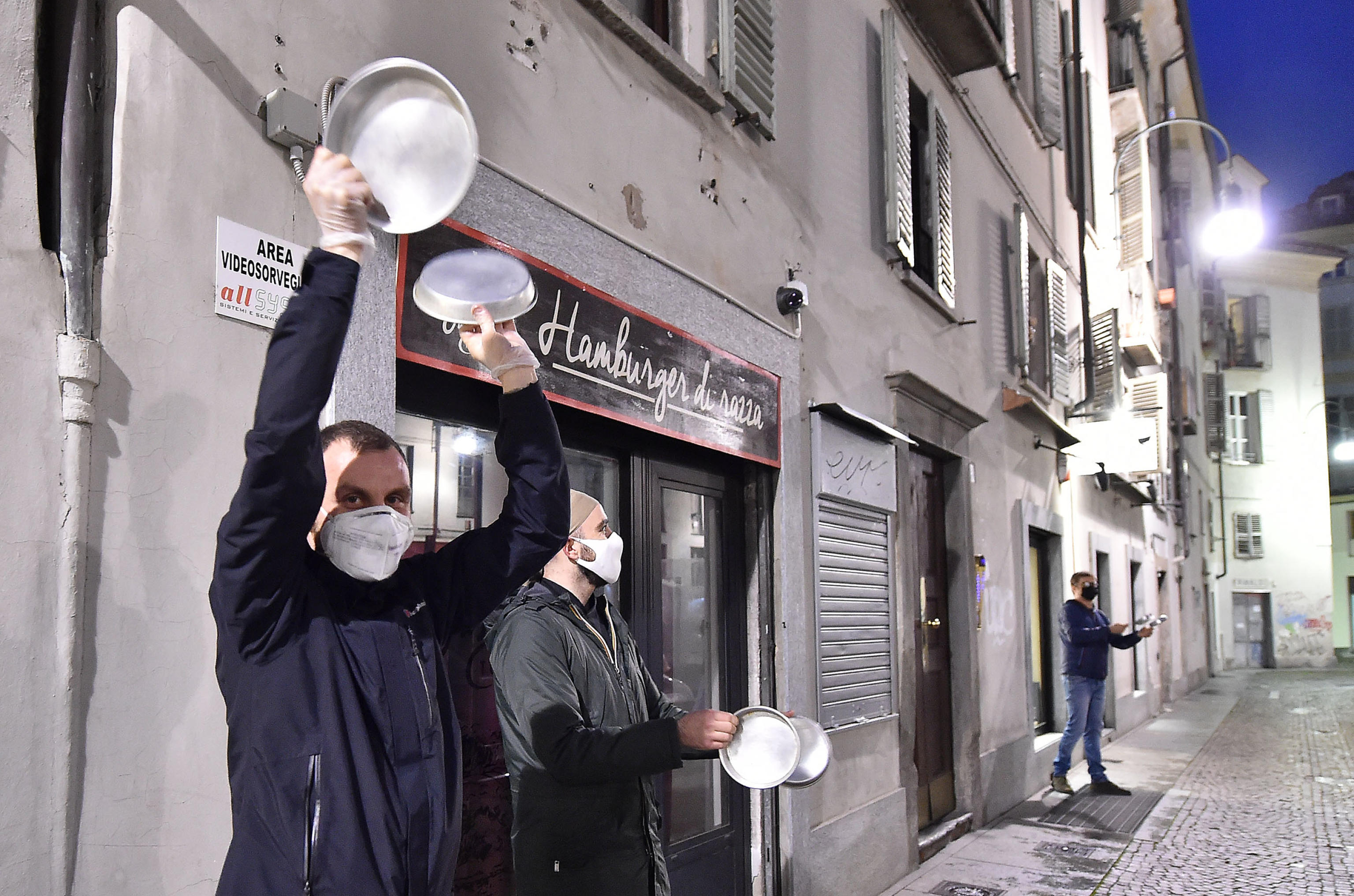Koronavirus Italija, Coronavirus emergency flashmob in Turin
