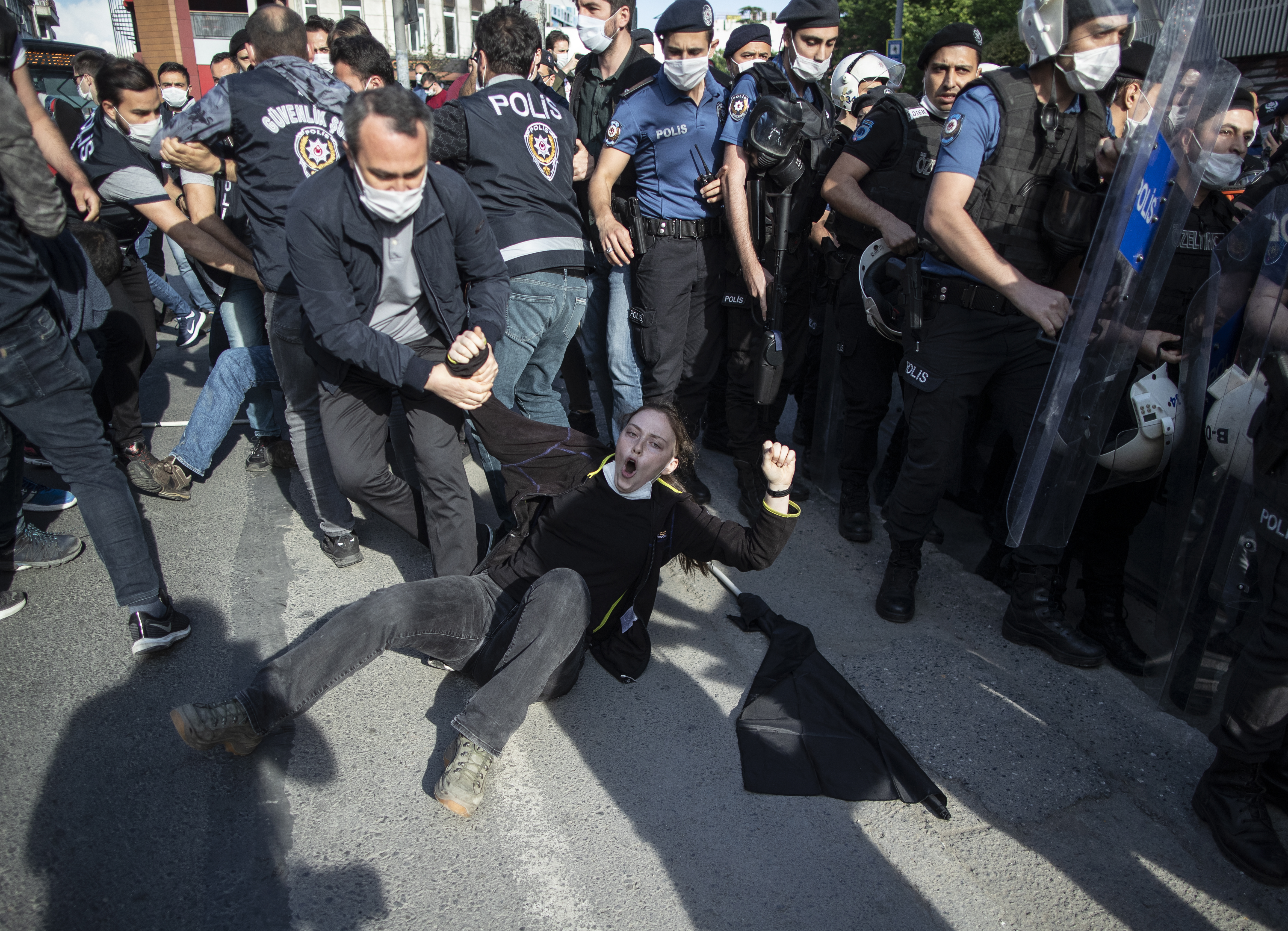 epa08460964 Turkish police take into custody a protester  during a protest against police violence around the world following the deadly arrest of George Floyd in Minneapolis, in Istanbul, Turkey, 02 June 2020.  EPA-EFE/ERDEM SAHIN