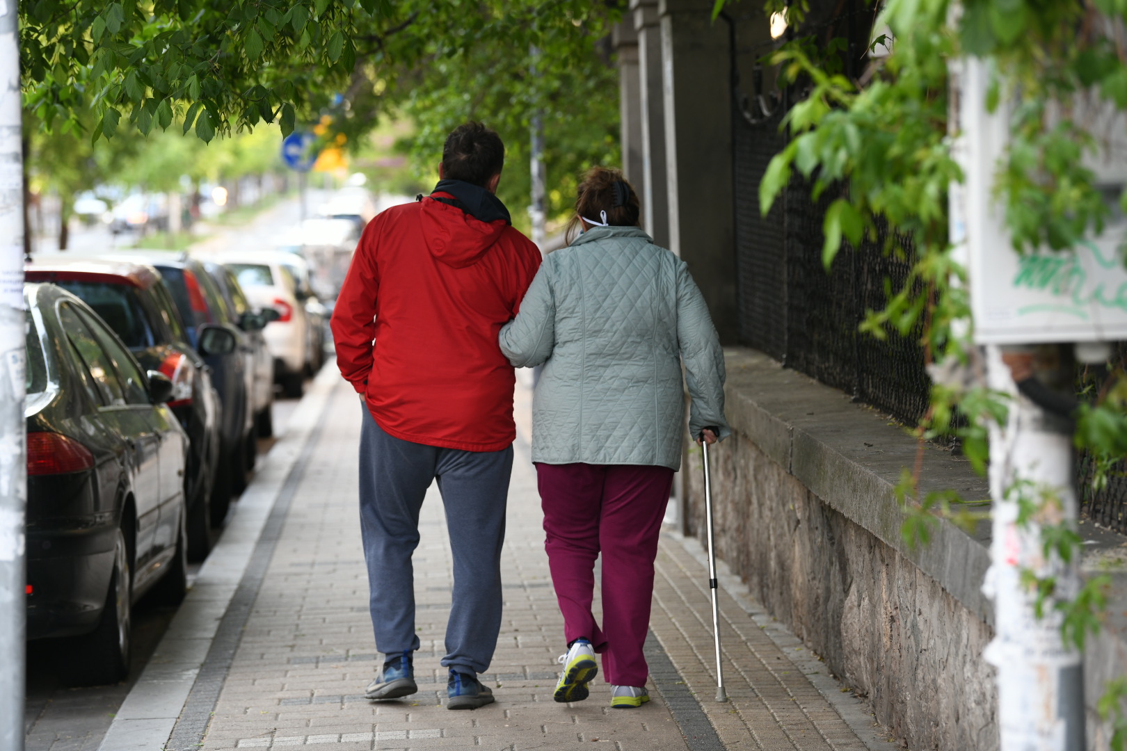 Beograd 21.04.2020. Penzioneri u setnji tokom vanrednog stanja u doba koronavirusa, setnja im je dozvoljene u toku policijskog časa kada je ostalim grupama stanovništva zabranjeno kretanje, socijalna distanca, koronavirus Foto:Vesna Lalić/Nova.rs