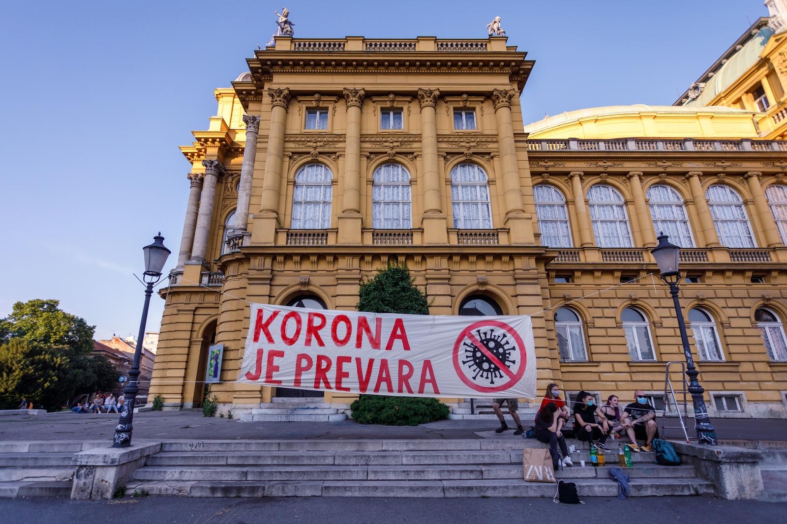 26.06.2020., Zagreb - Pred Hrvatskim narodnim kazalistem Robert Schwartz izvjesio je transparent Korona je prevara. 
Photo: Tomislav Miletic/PIXSELL