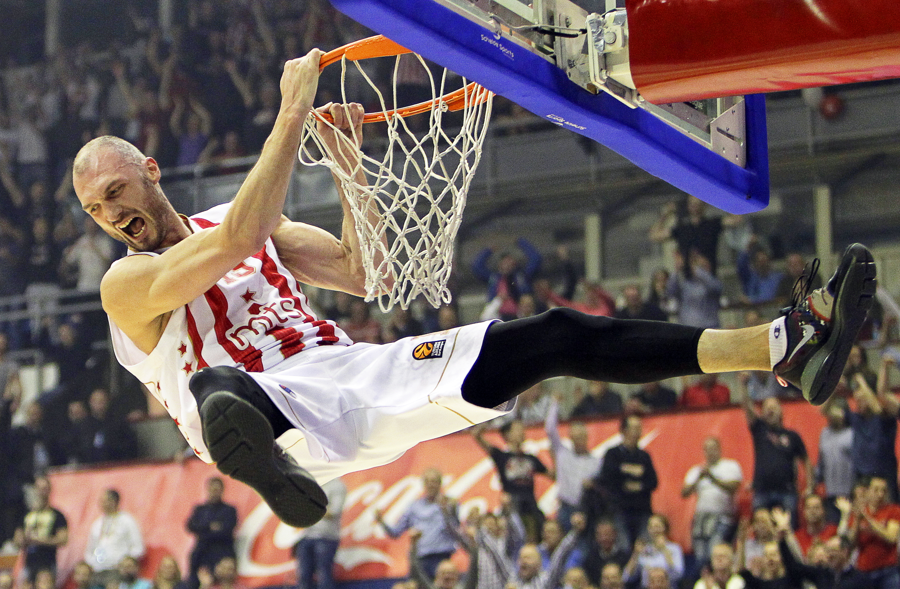 epa05811376 Marko Simonovic of Crvena Zvezda in action during the Euroleague basketball match between Crvena Zvezda Belgrade and Galatasaray Istanbul in Belgrade, Serbia, 23 February 2017.  EPA/KOCA SULEJMANOVIC